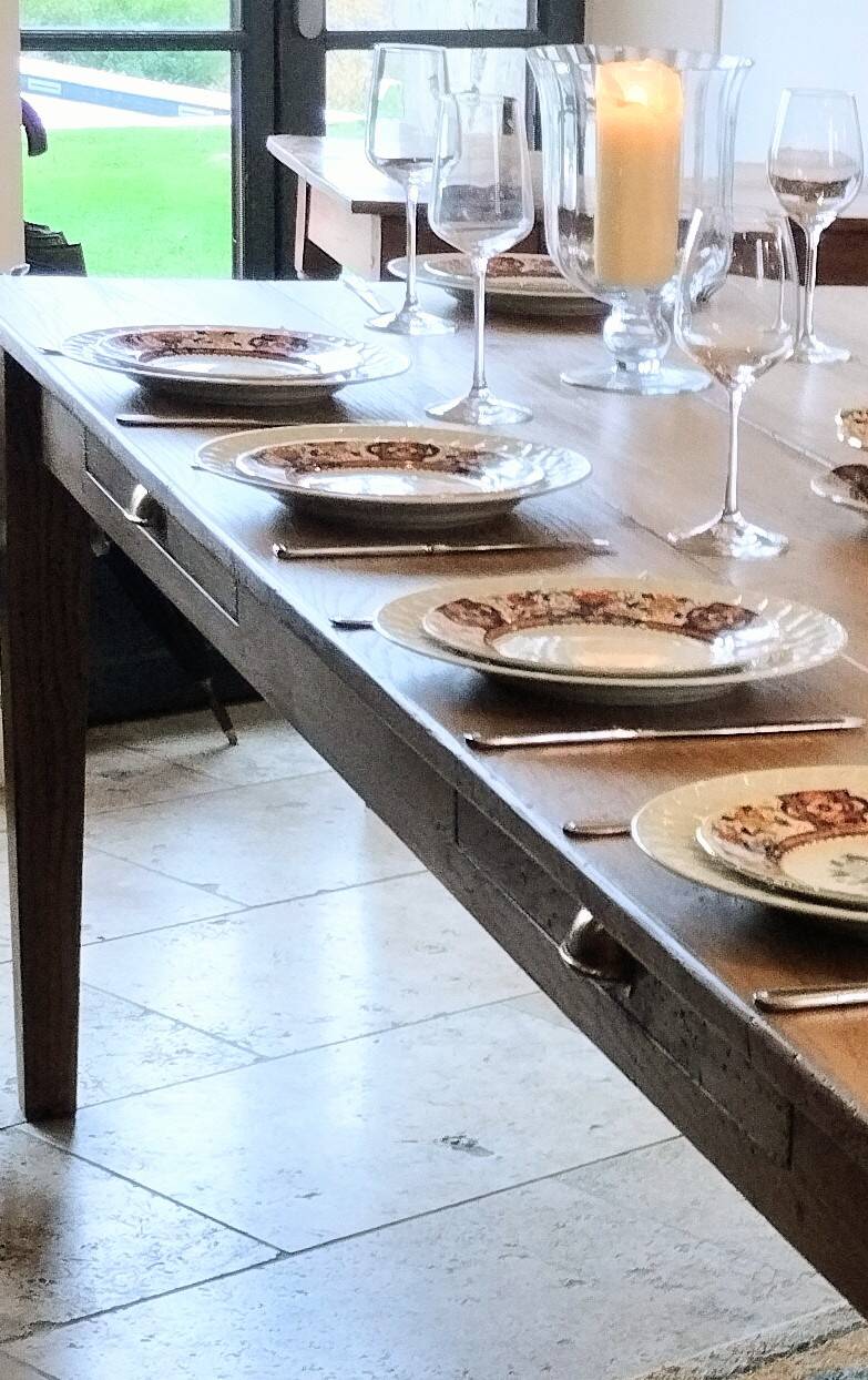 Table de ferme en chêne massif Français.240 x100 patiné avec deux tiroirs.