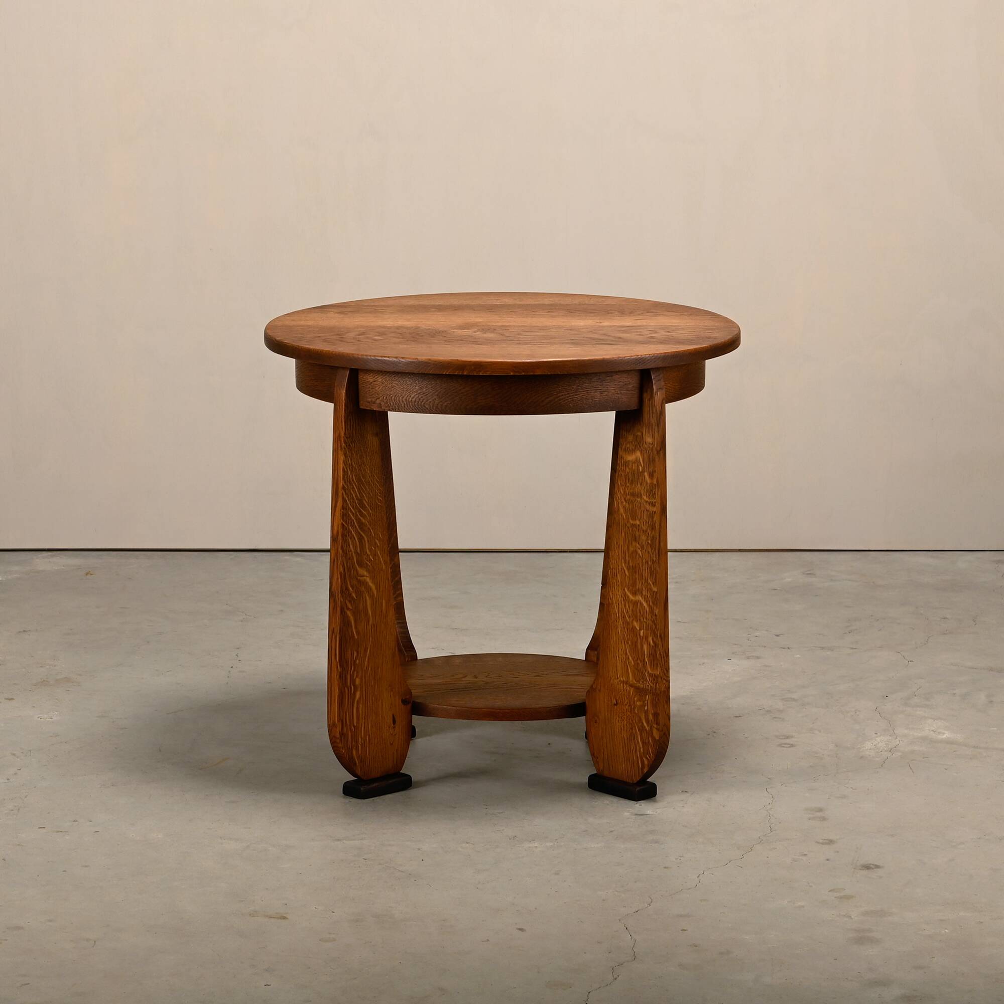 Table d'appoint Art Déco et Arts & Crafts néerlandaise en chêne massif, années 1930.