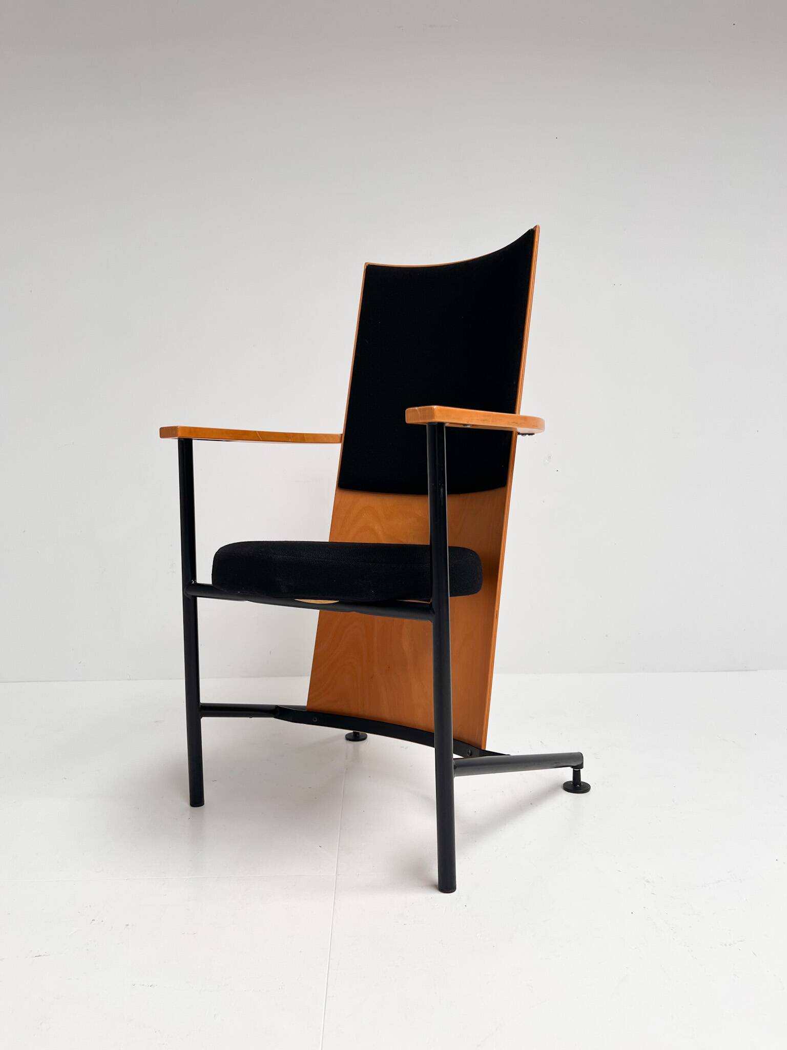 Fauteuil Intimo Nojatuoli par Timo Saarnio, 1989