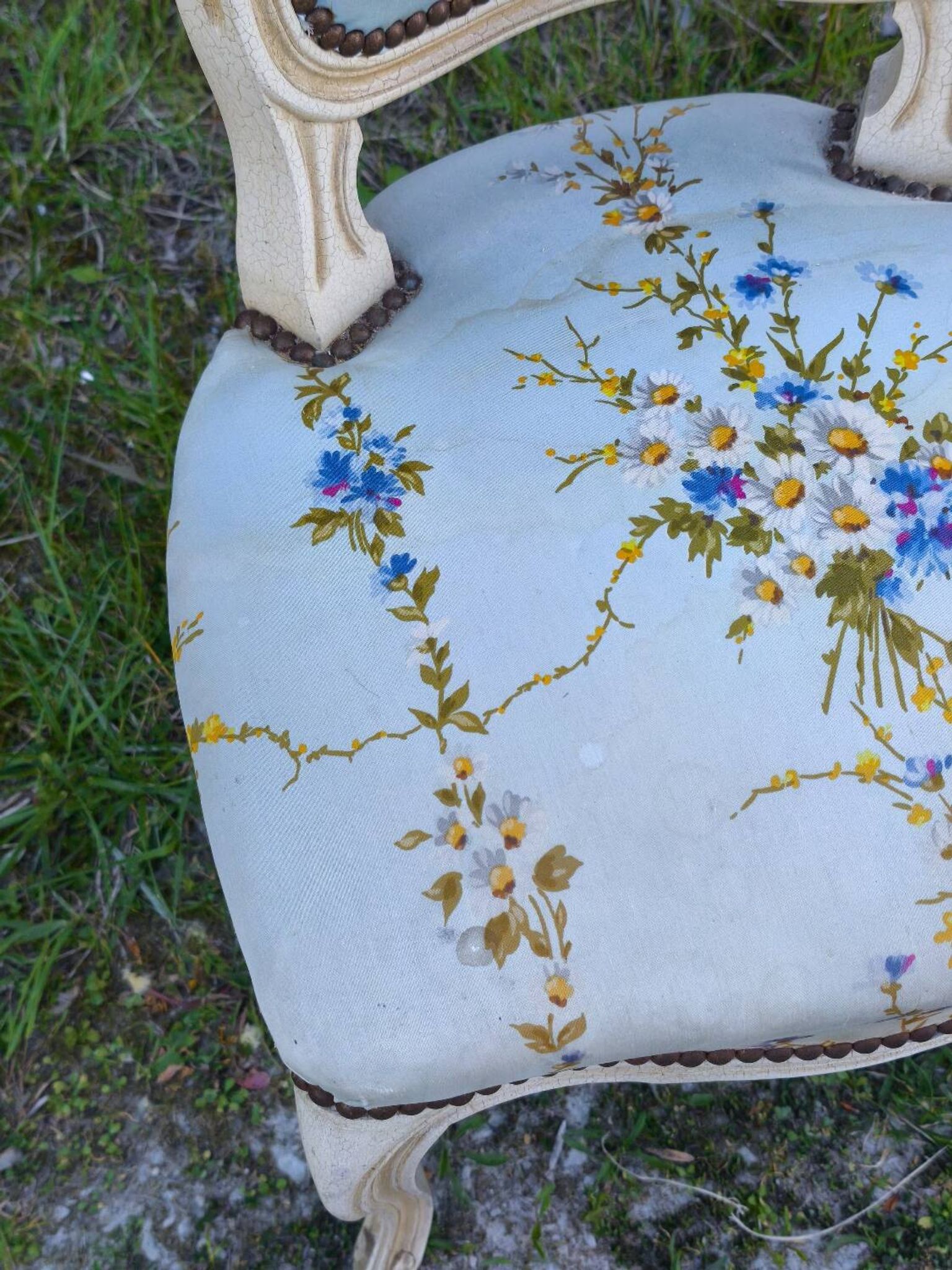 Pair of Louis XV style cabriolet chairs with a patina – floral fabric