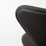 Seven chair, model 3107, designed by arne jacobsen and manufactured by fritz hansen.