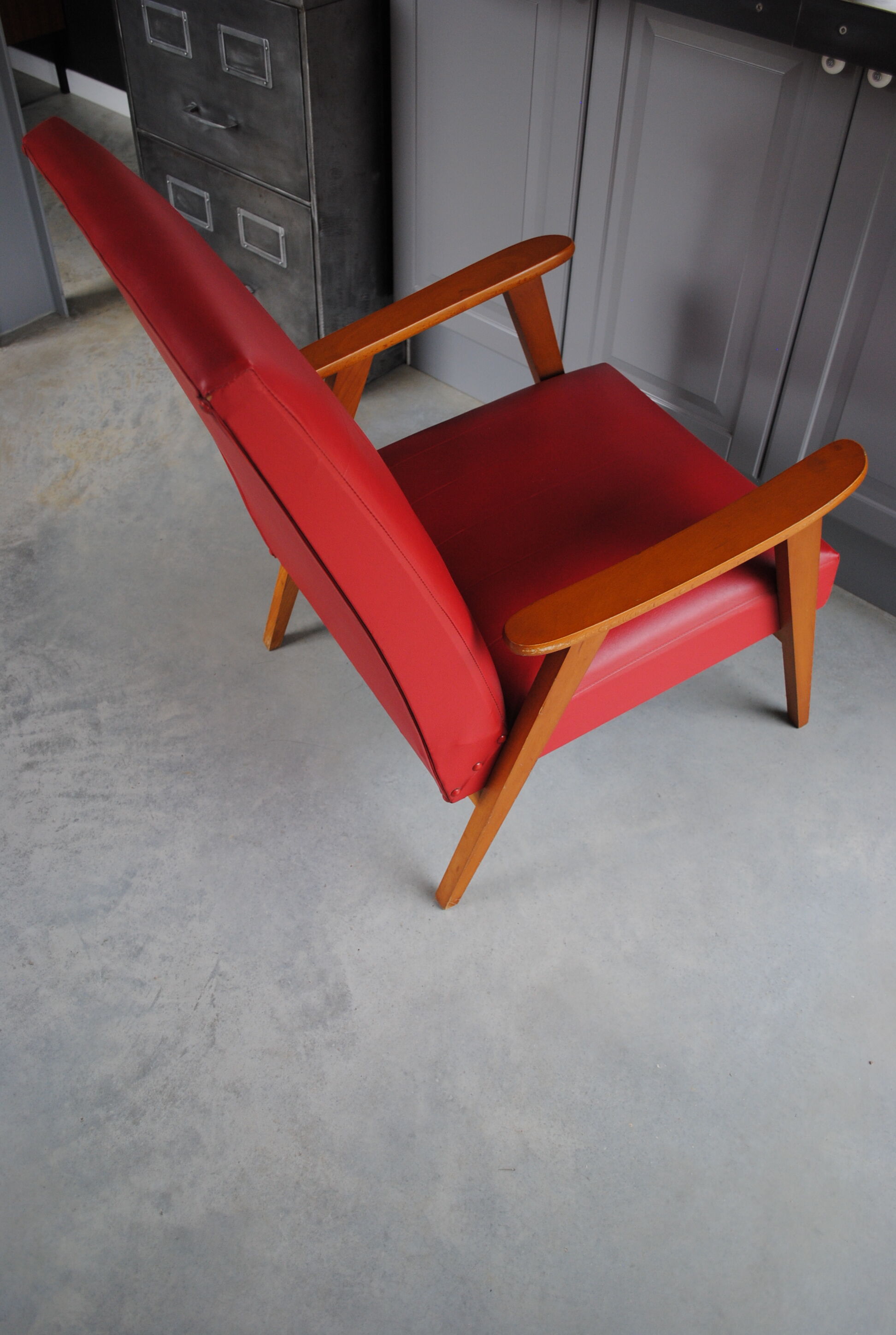 Fauteuil en skaï rouge années 60