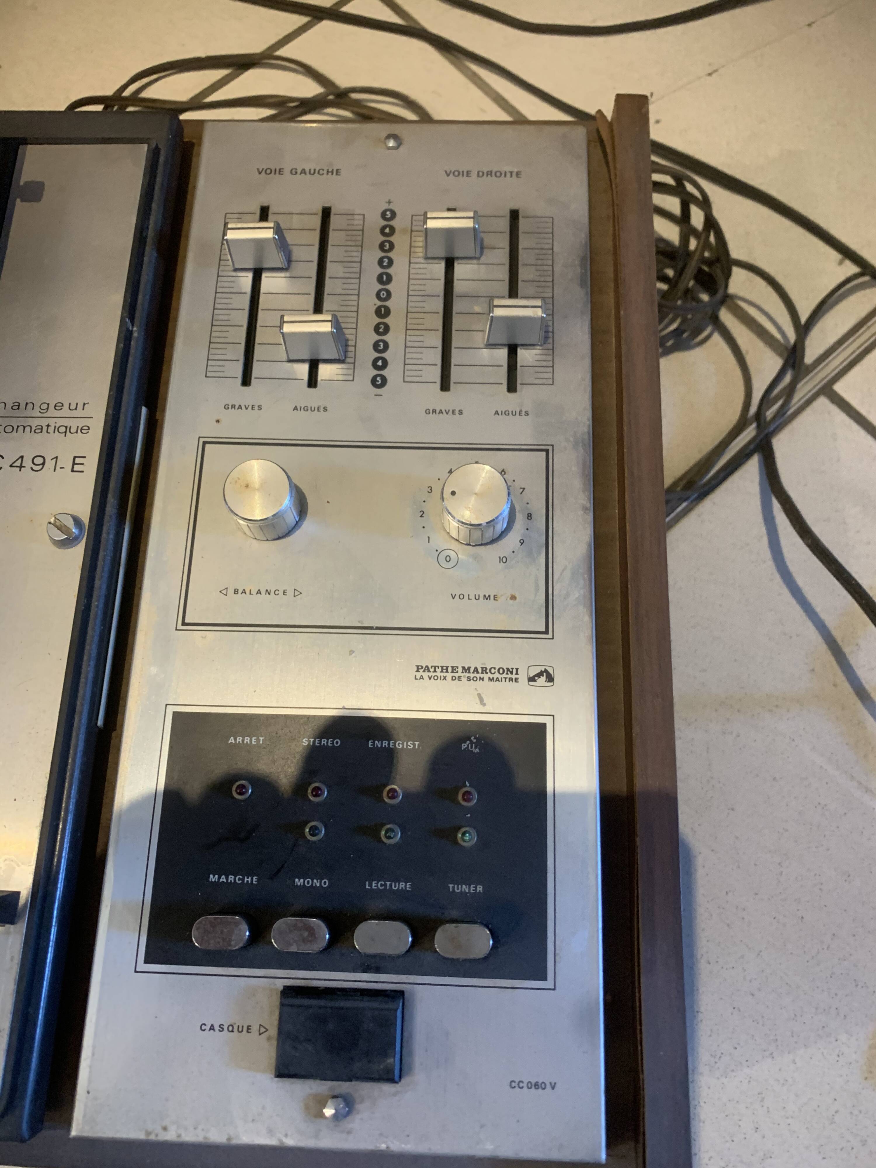 Pathe Marconi disc turner with its speakers