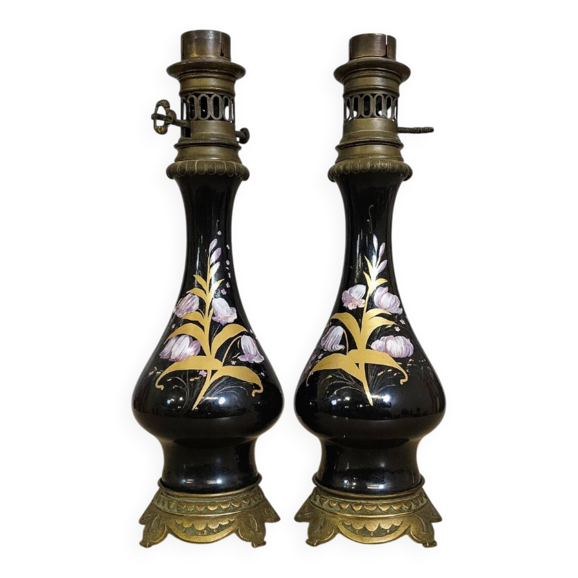 Paire de lampes d’époque Napoléon III, avec des fûts en porcelaine noire émaillée