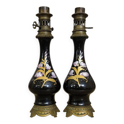 Paire de lampes d’époque Napoléon III, avec des fûts en porcelaine noire émaillée