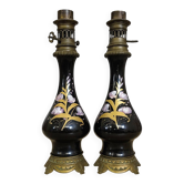 Paire de lampes d’époque Napoléon III, avec des fûts en porcelaine noire émaillée