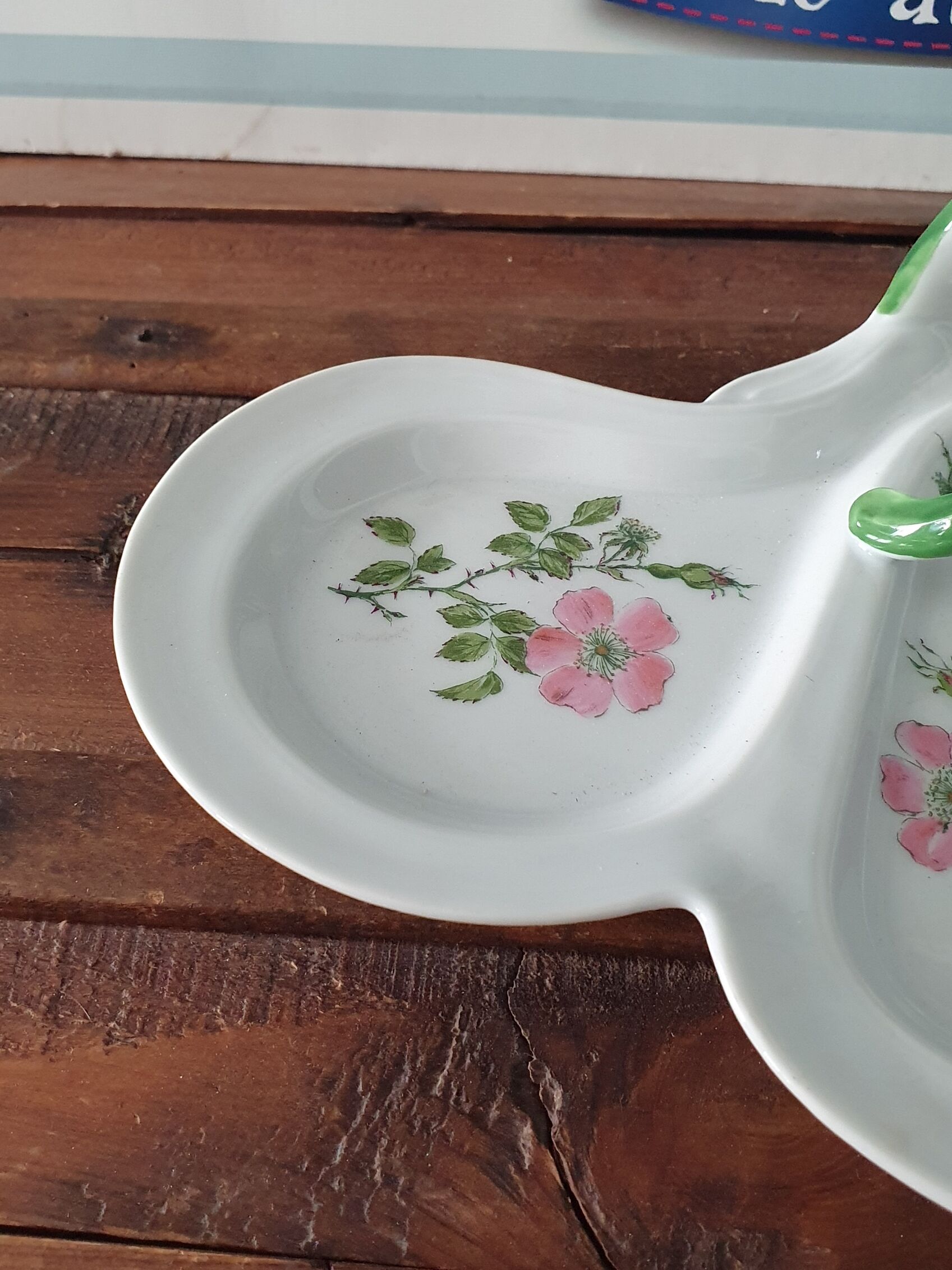 Flat, servant floral decorations in limoges porcelain