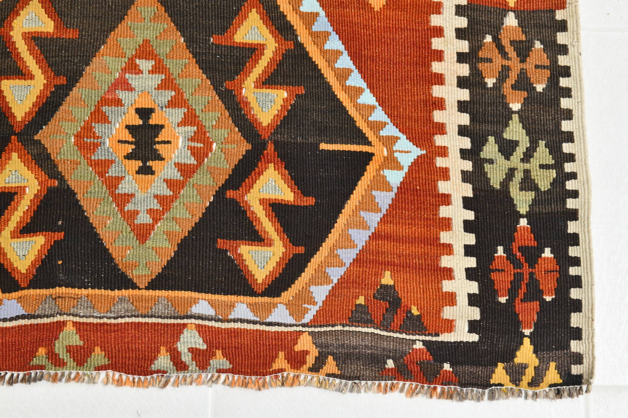 Tapis Kilim Ancien Fait Main – Motifs Géométriques et Symboles Protecteurs