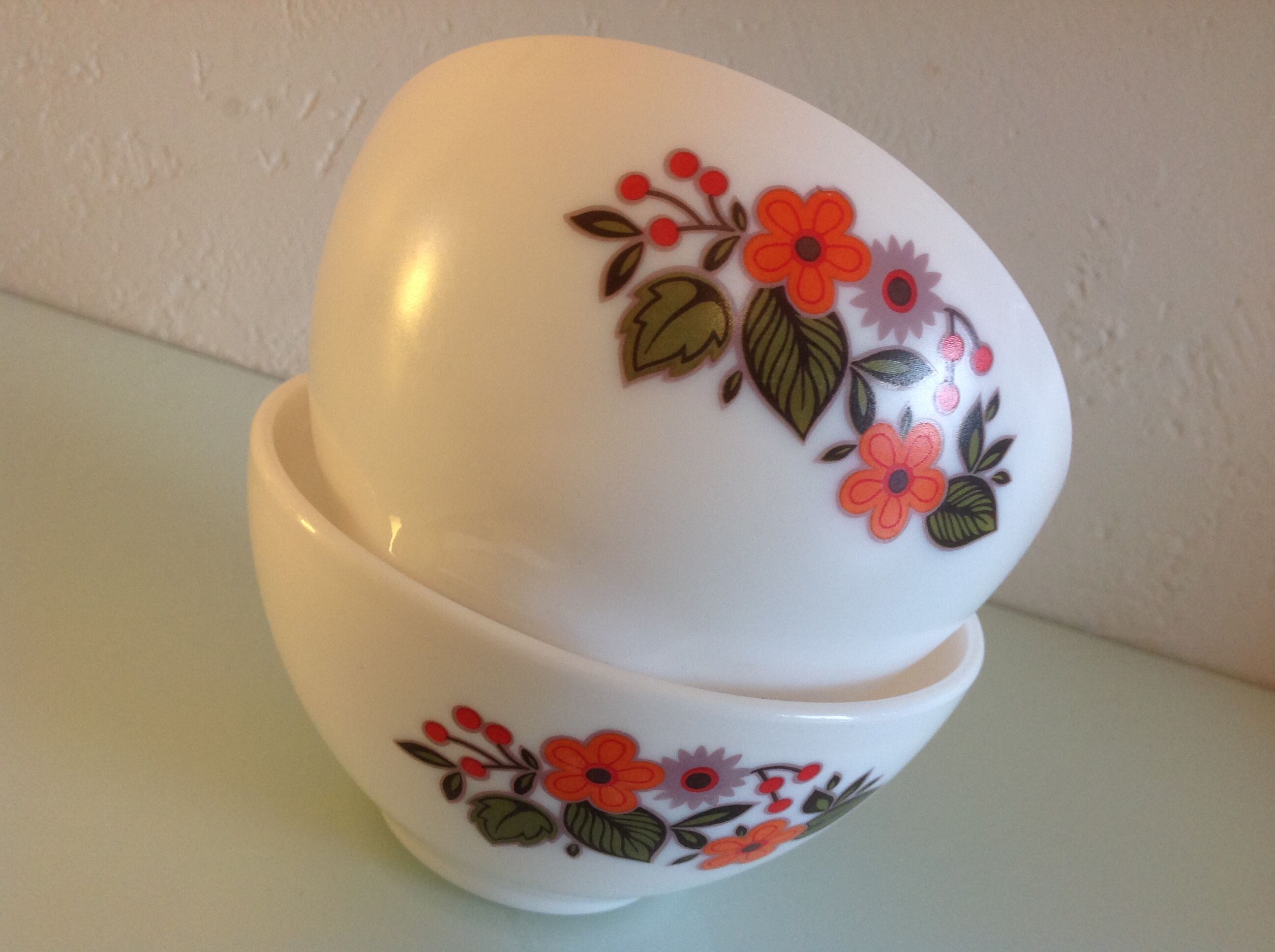 Two bowls in Arcopal white floral decoration / vintage 70s