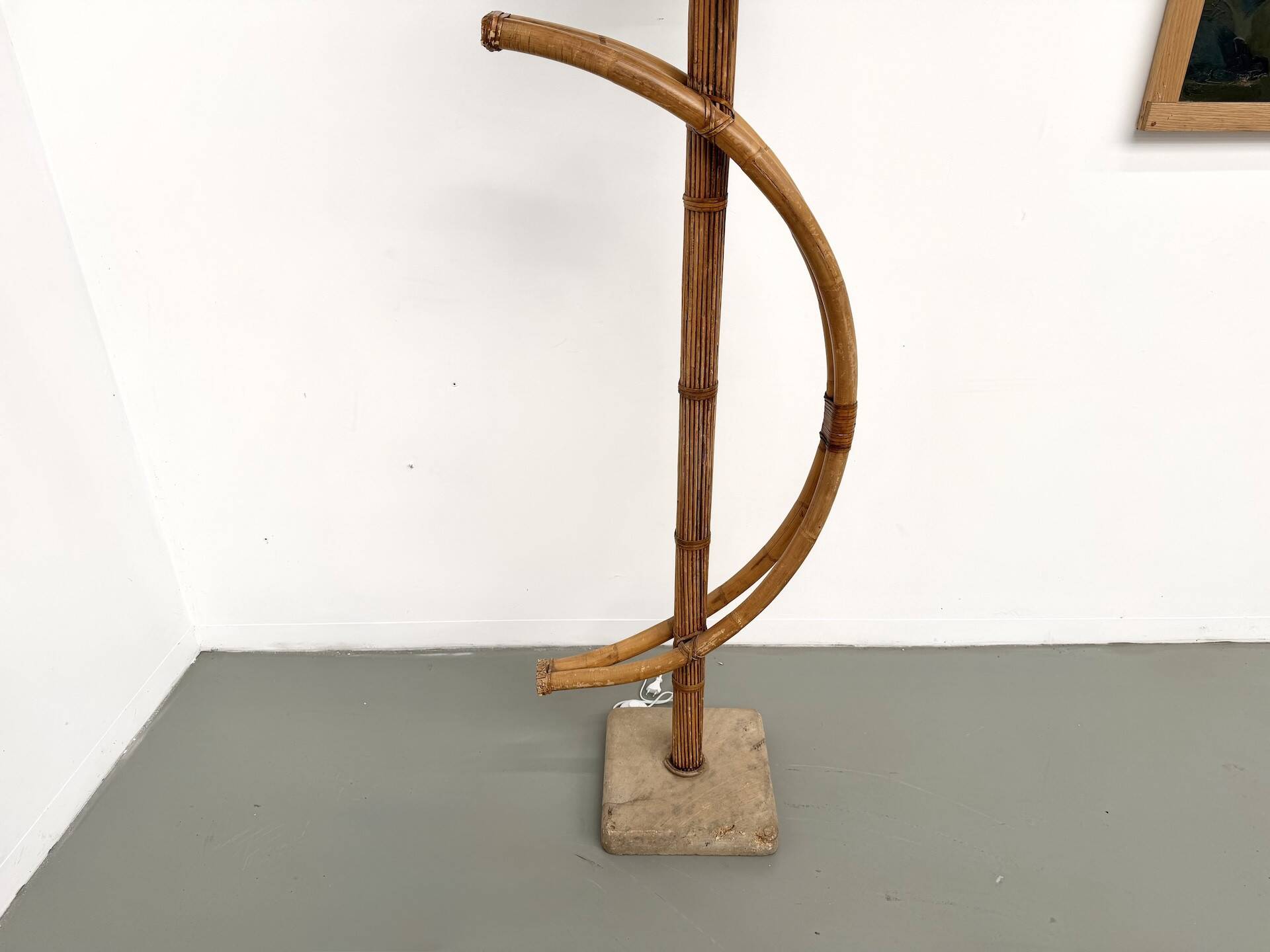 Lampadaire sculptural en rotin cintré