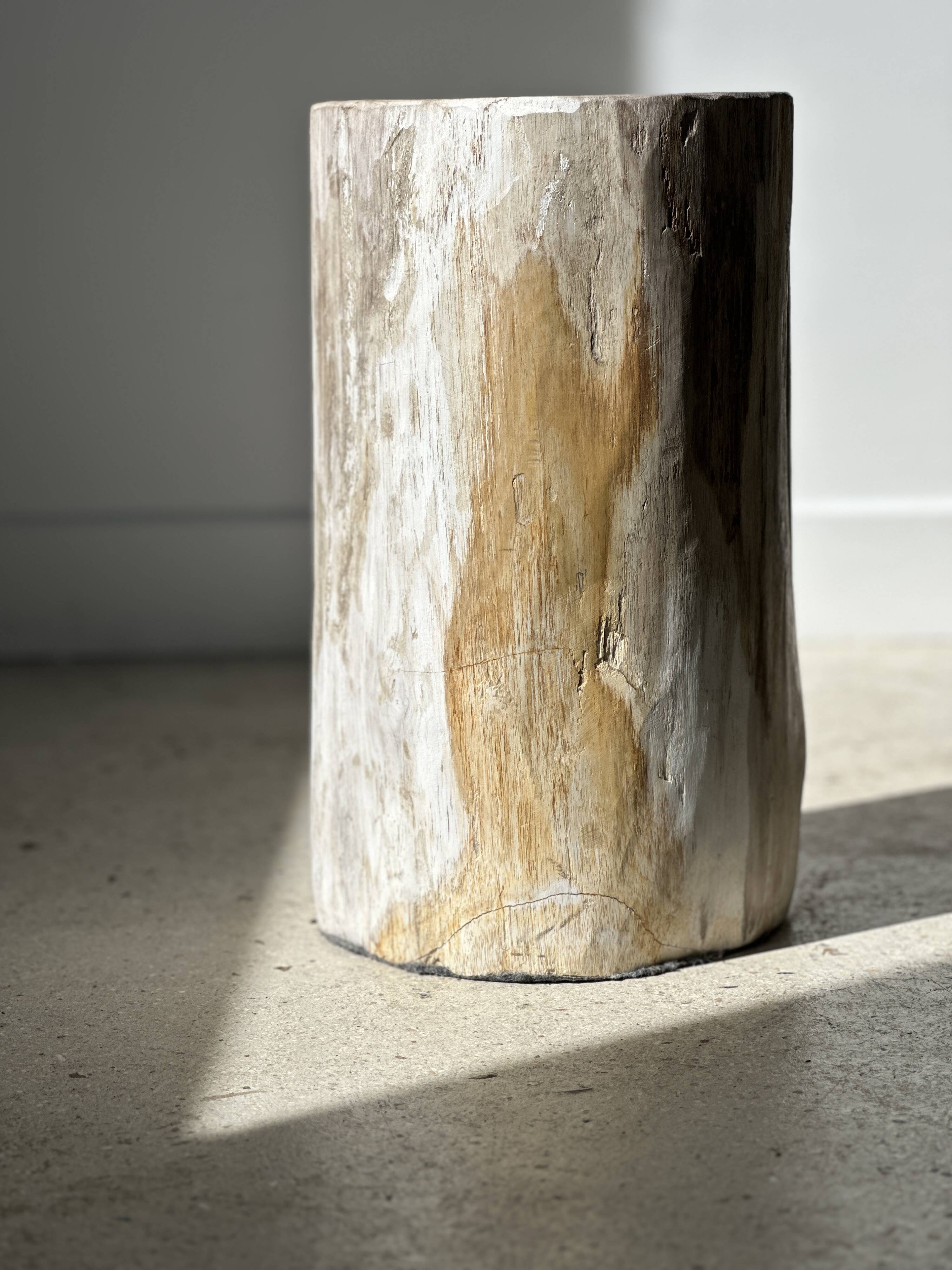 Petrified wood side table white tower black heart H:36cm D:17cm