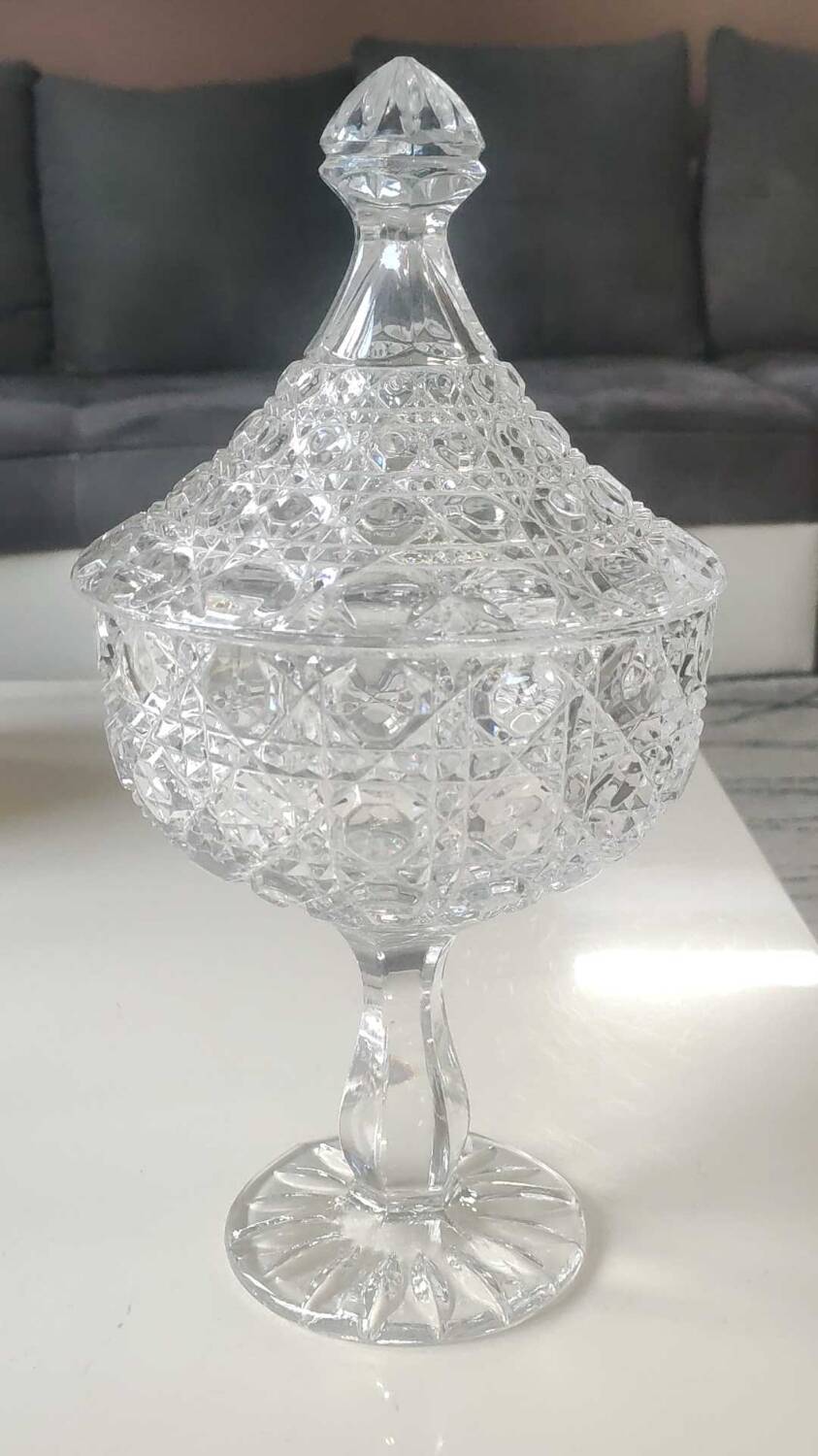 Large lead crystal candy dish/Drageoir. Tritschler Winterhalder. Dome shape, faceted patterns. Dim 30 x 15 cm
