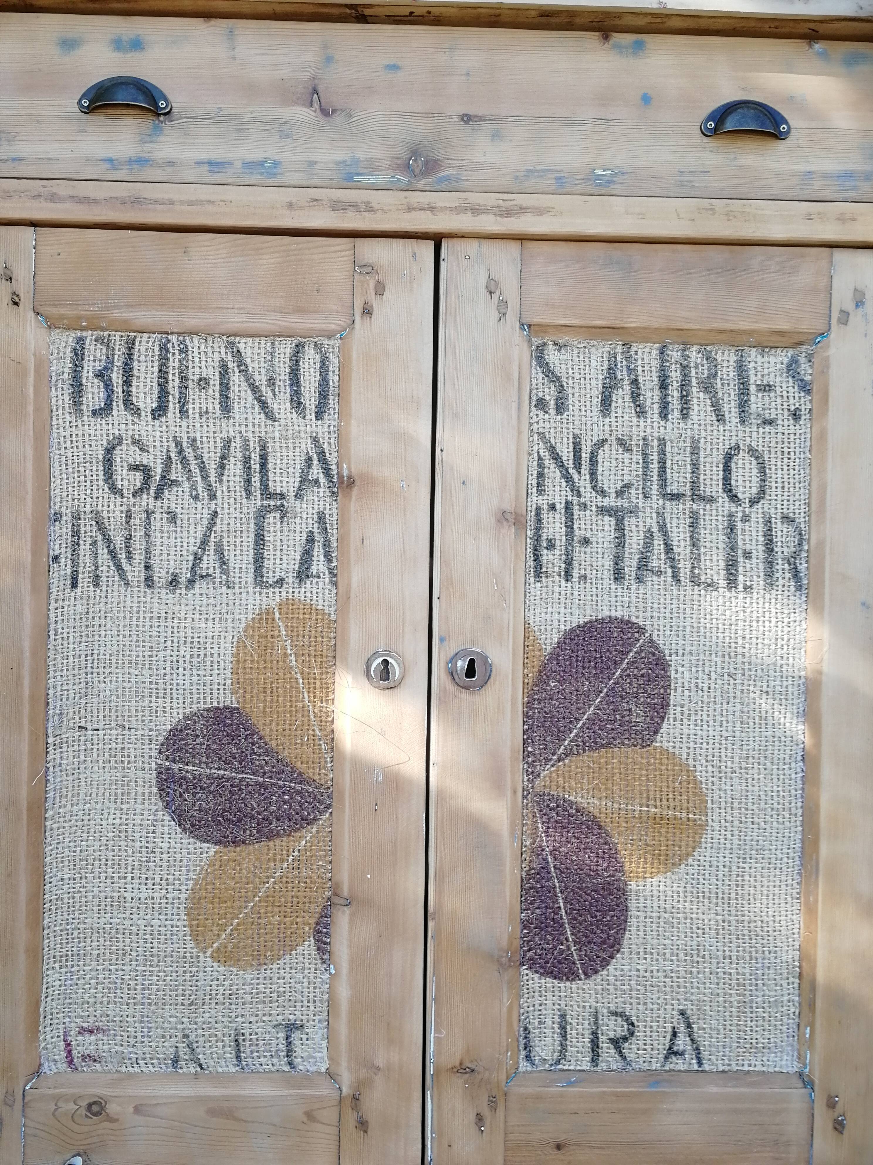 Unique buffet, Gaston, burlap