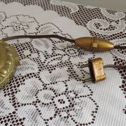 Lampe de table en laiton français vintage de style traditionnel avec base ronde.