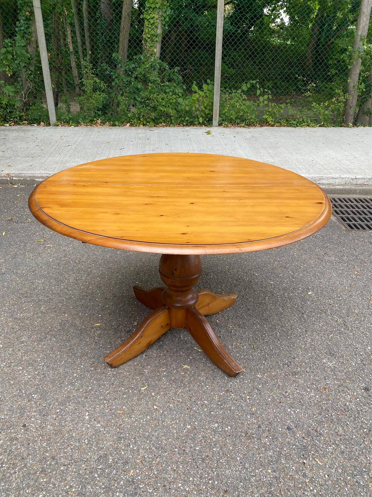 Round table in solid pine with a central baluster leg from 1980.