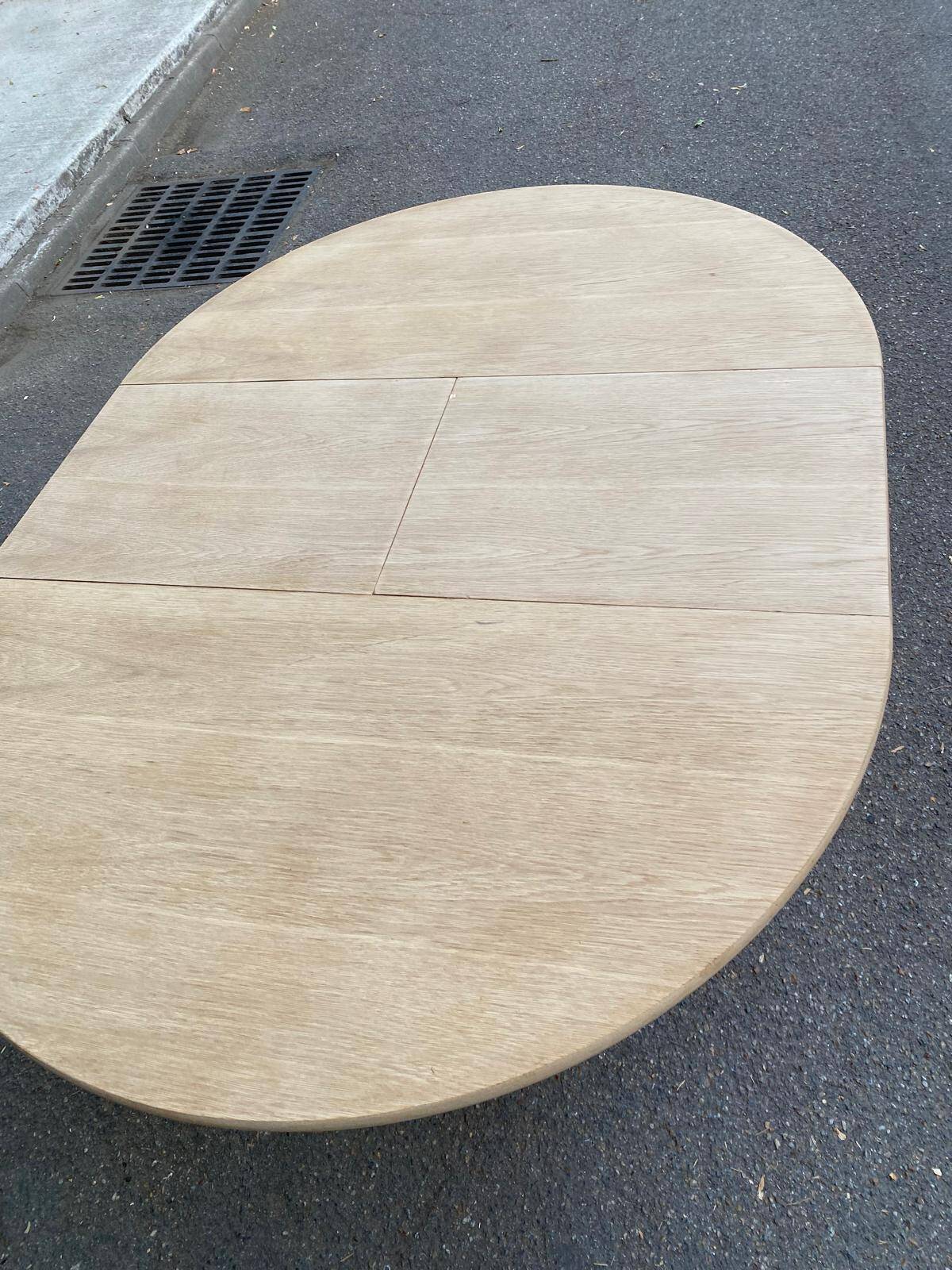 Renovated Scandinavian dining table in solid oak with a central leg from the 1970s.