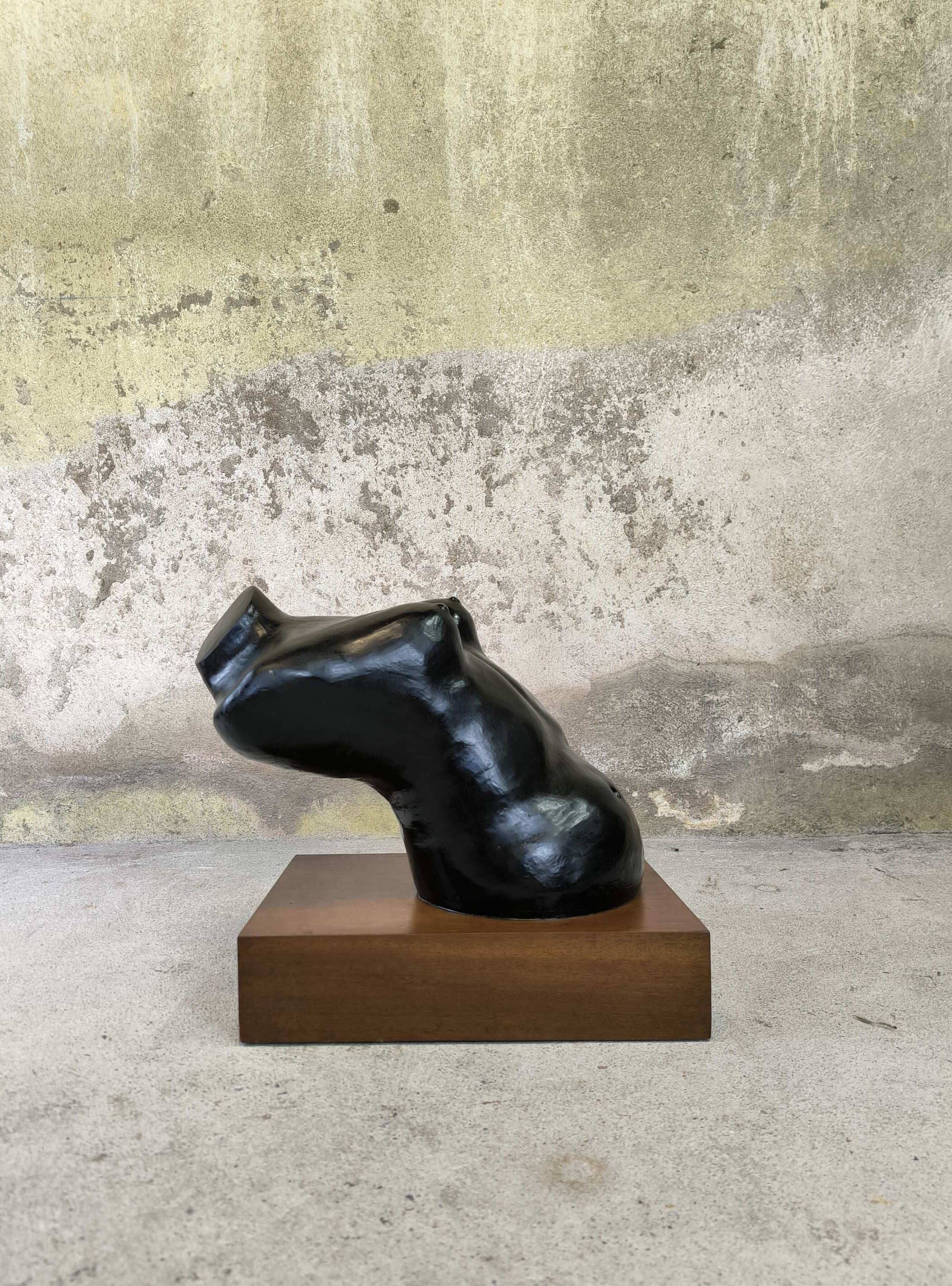 Sculpture buste féminin sur socle bois