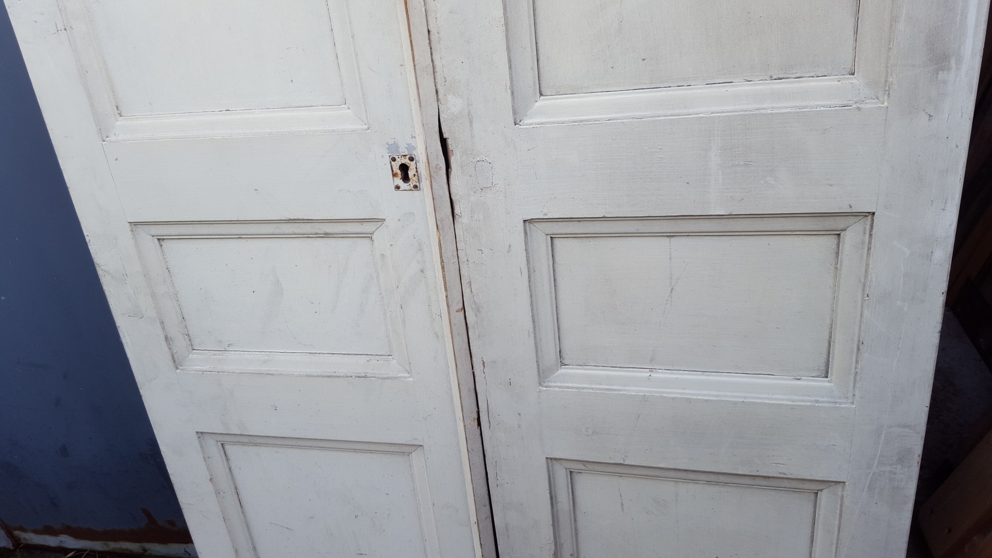 Paire de portes de séparation patine blanche d'origine moulures