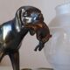 Lampe de table Art déco chien de chasse sur socle en marbre