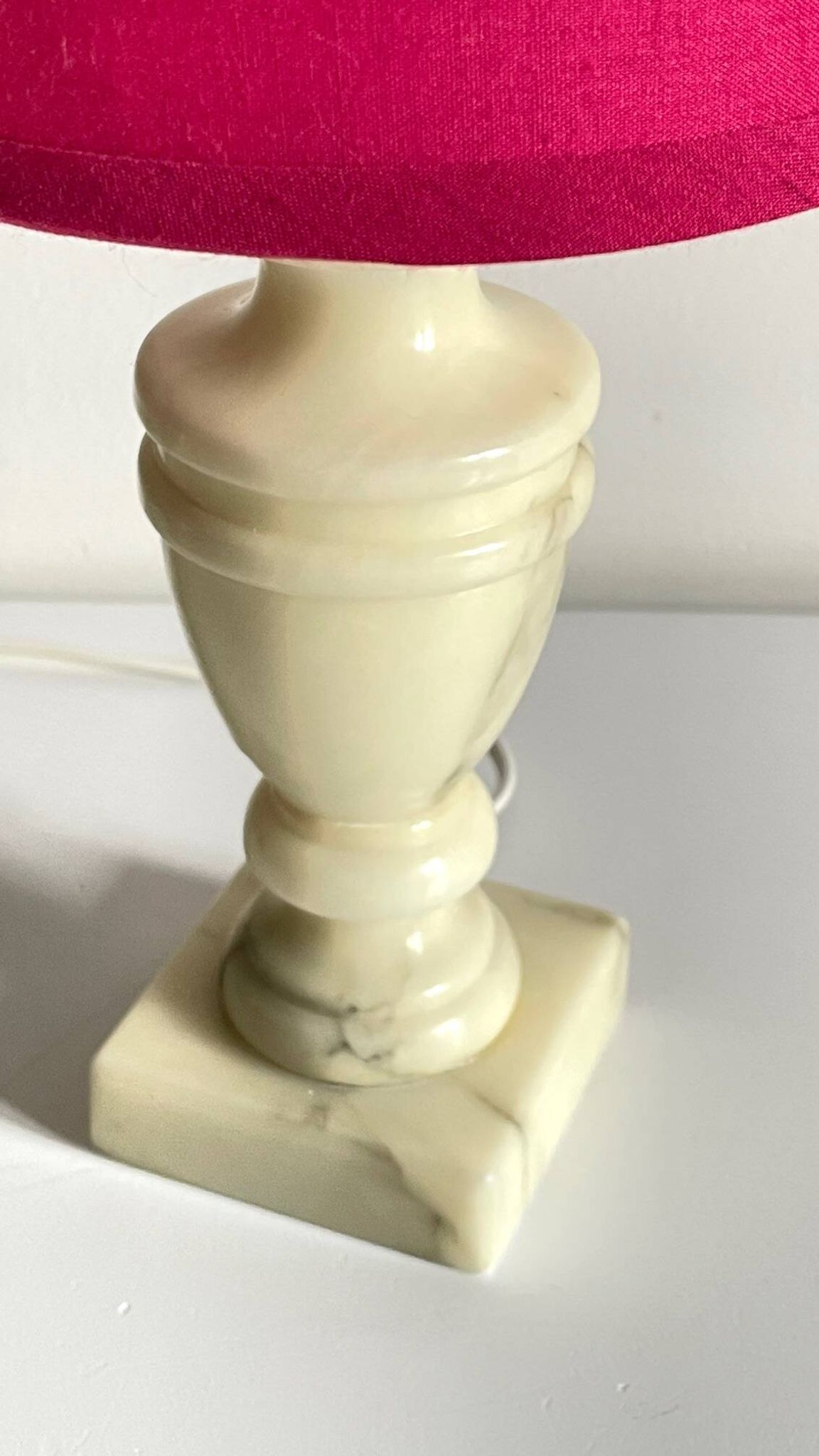 Lampe marbre et tissu fuchsia vintage