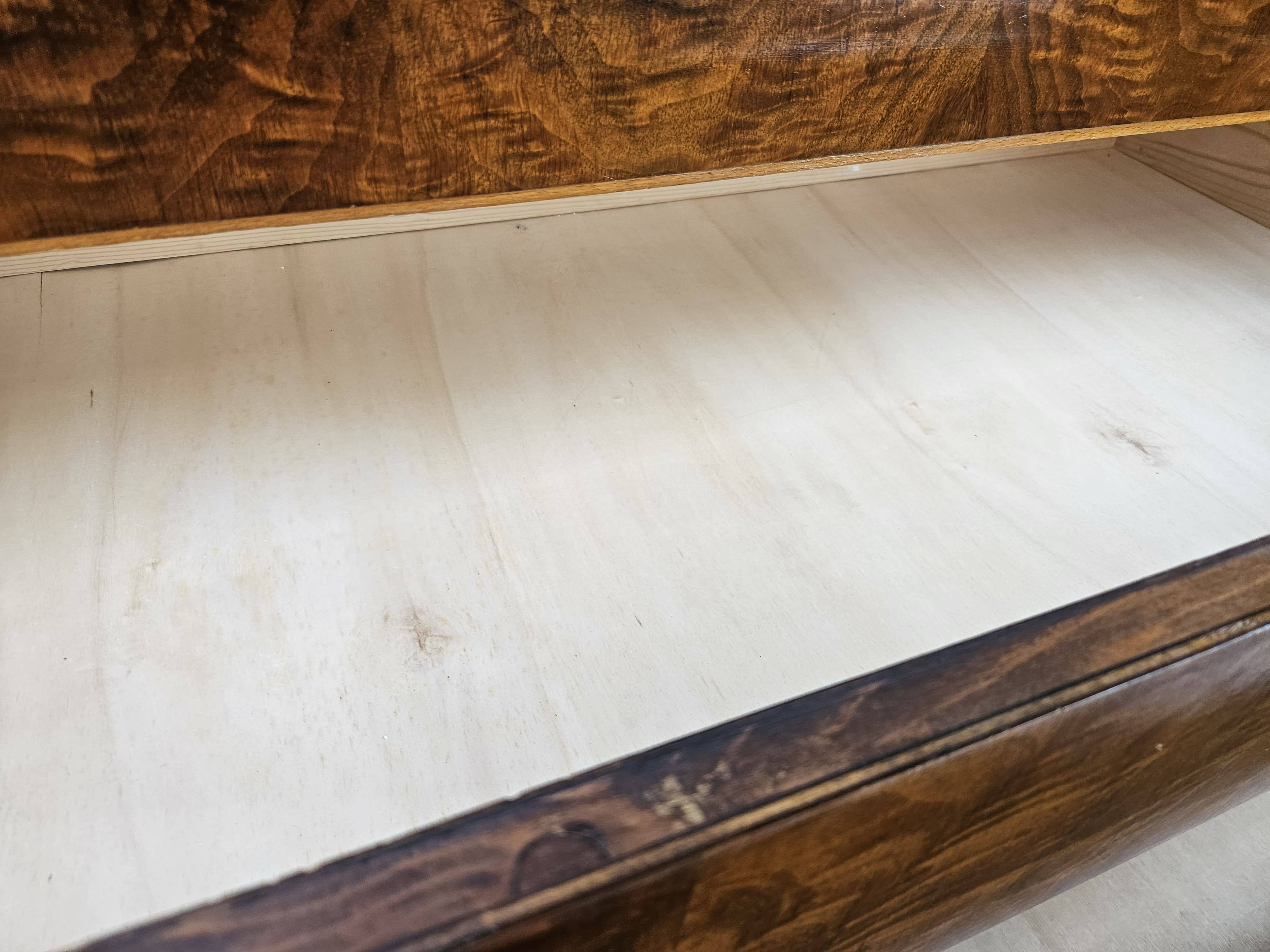 Art Decò chest of drawers in walnut burl with four drawers