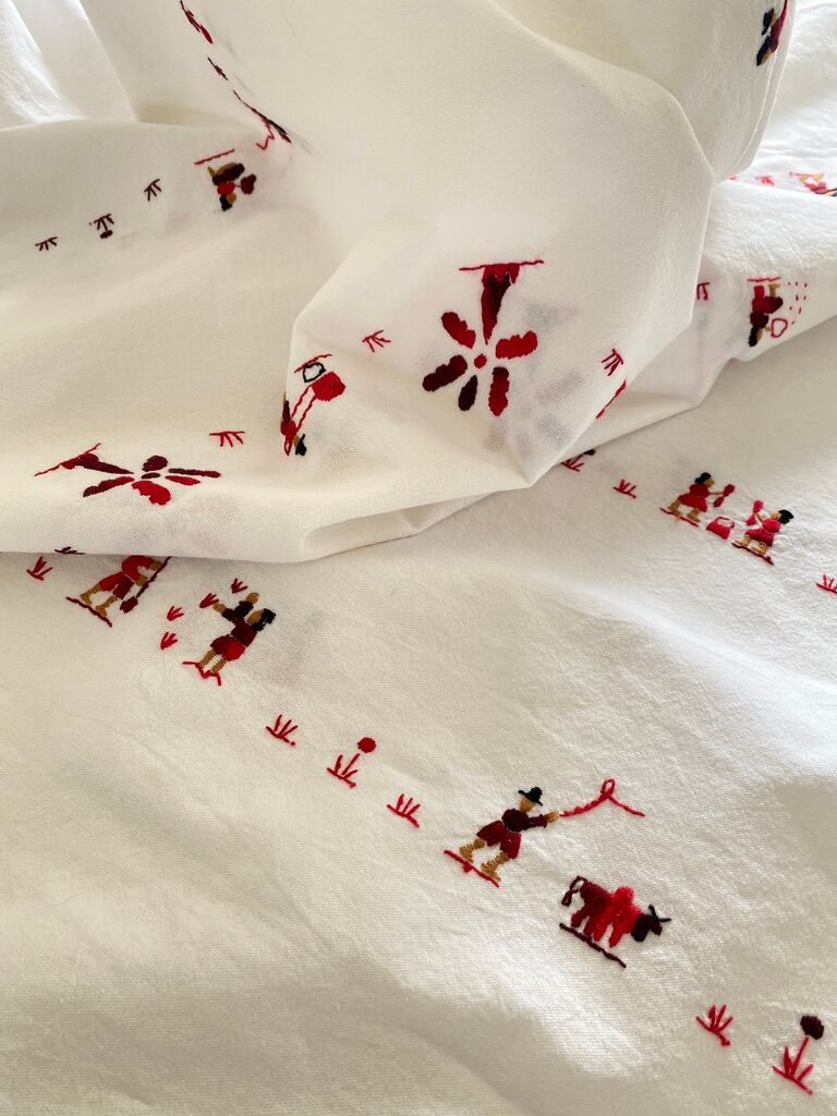 Nappe brodée main de Madagascar  noir, rouge, chocolat -  coton - 234x145 cm