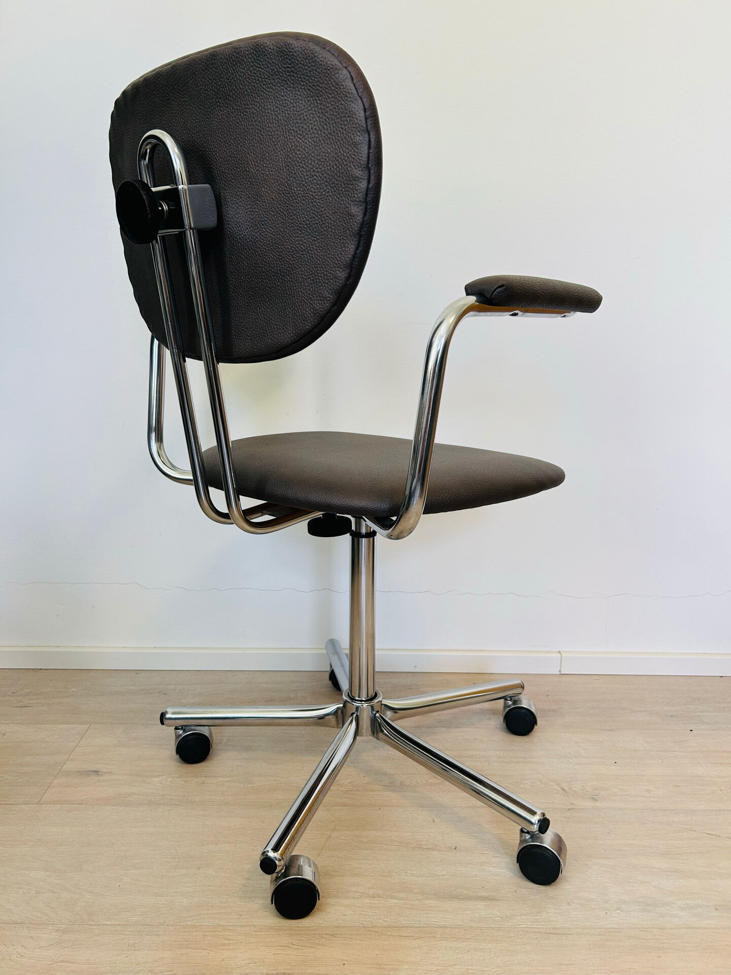 Vintage office chair fully restored by Kovona, 1980s.