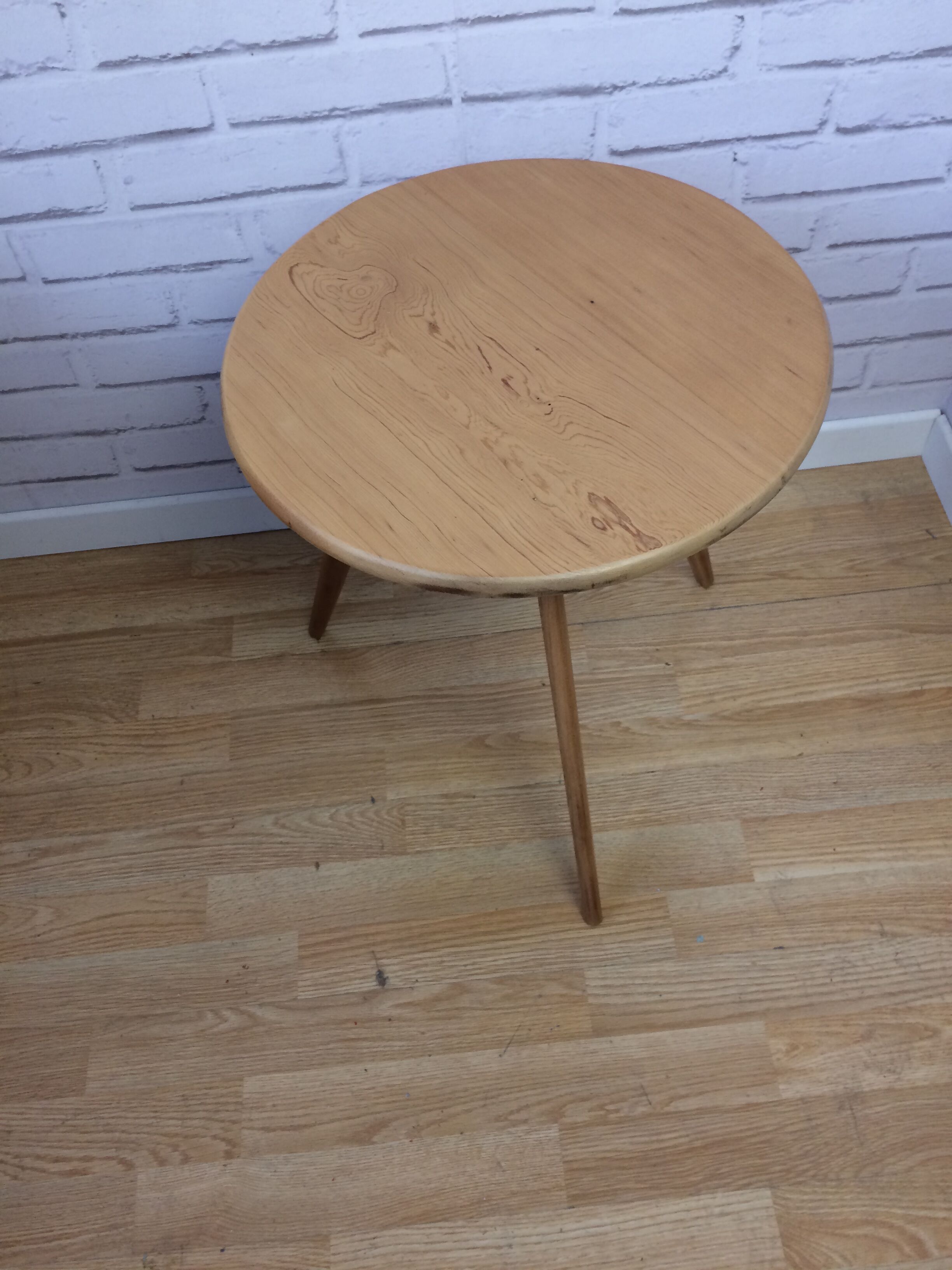 Low table feet compass