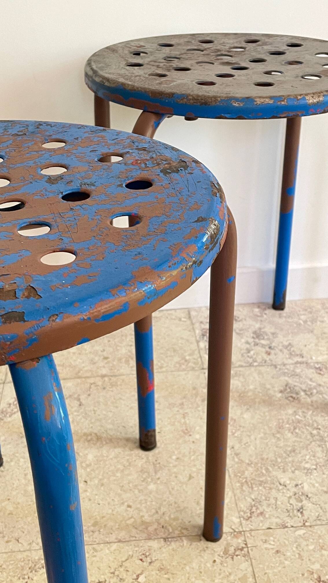 Tabouret industriel acier patine bleue & chocolat vintage