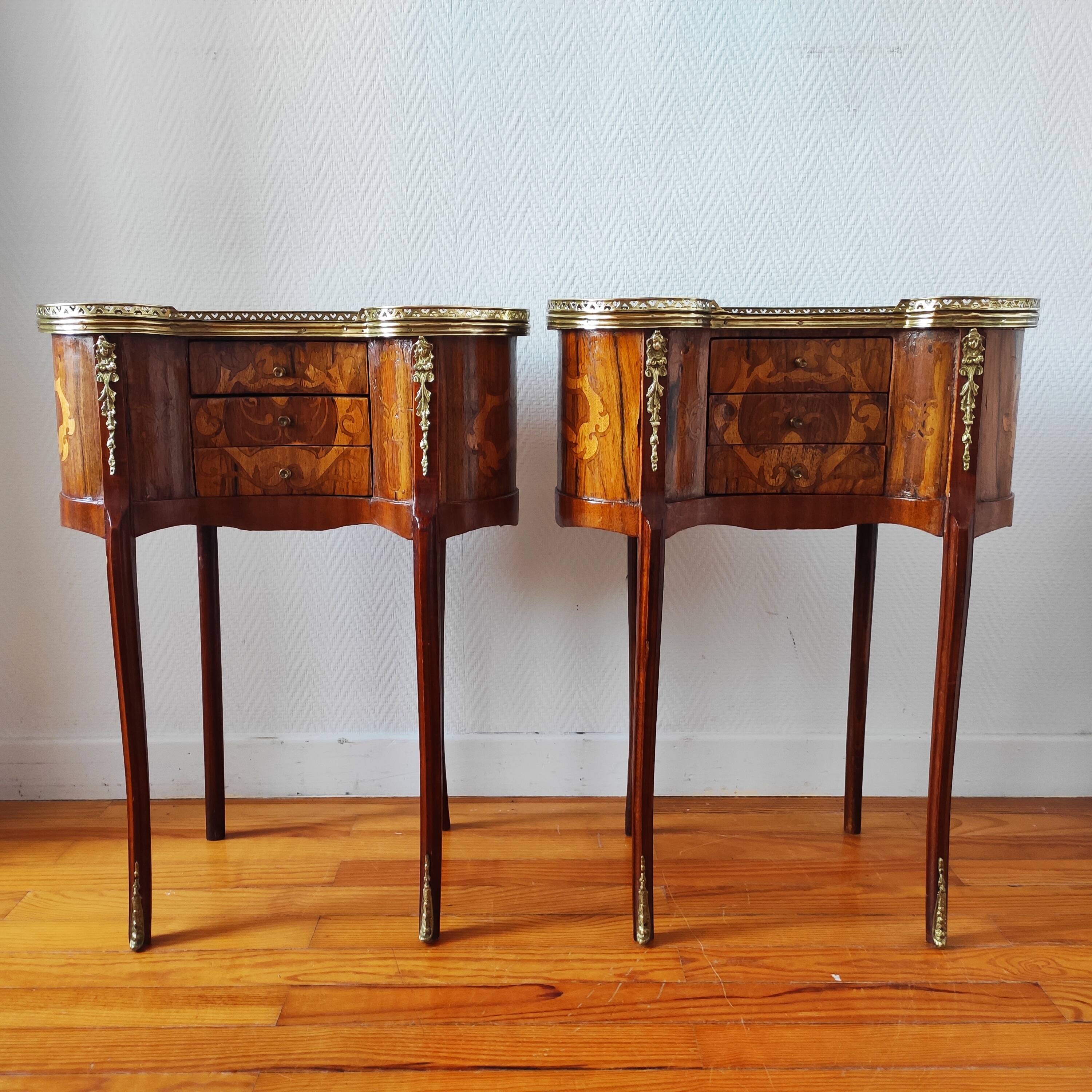 Paire de tables de chevet style Louis XV en bois marqueté