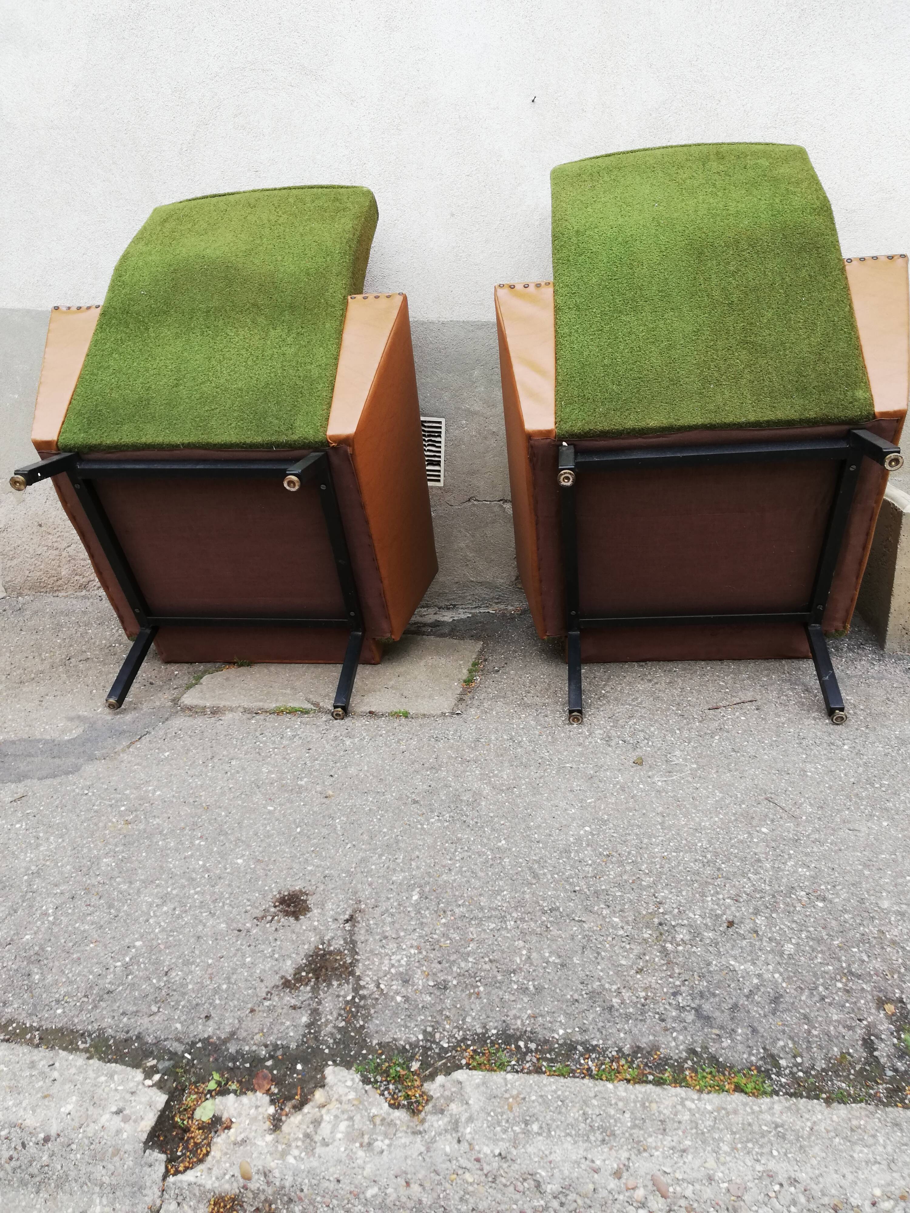 Paire de fauteuils vintage verts et skai marron