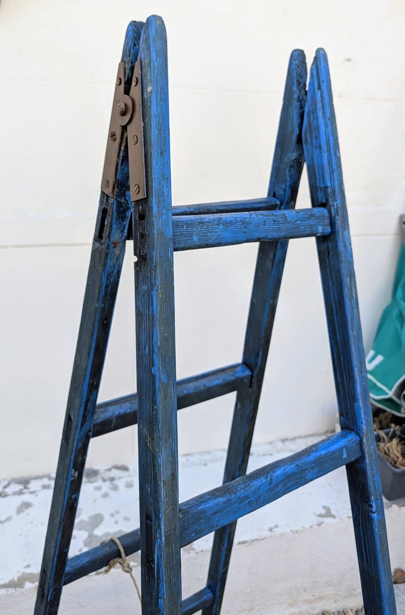 Old electric blue scale