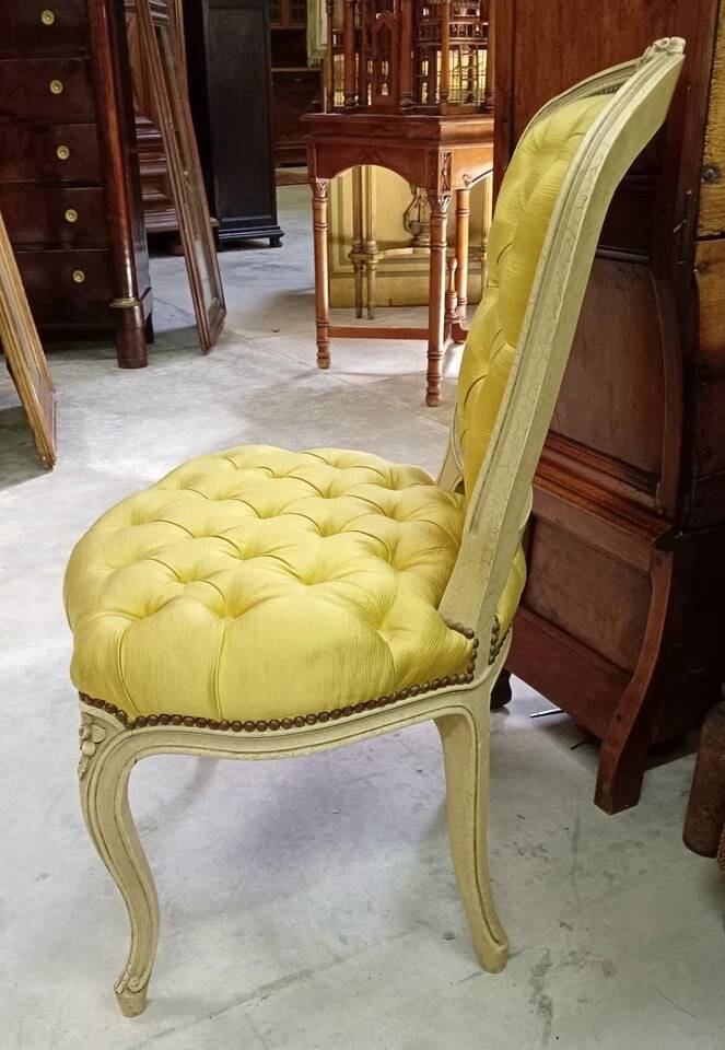 Paire de chaises chauffeuses capitonnées de style Louis XV