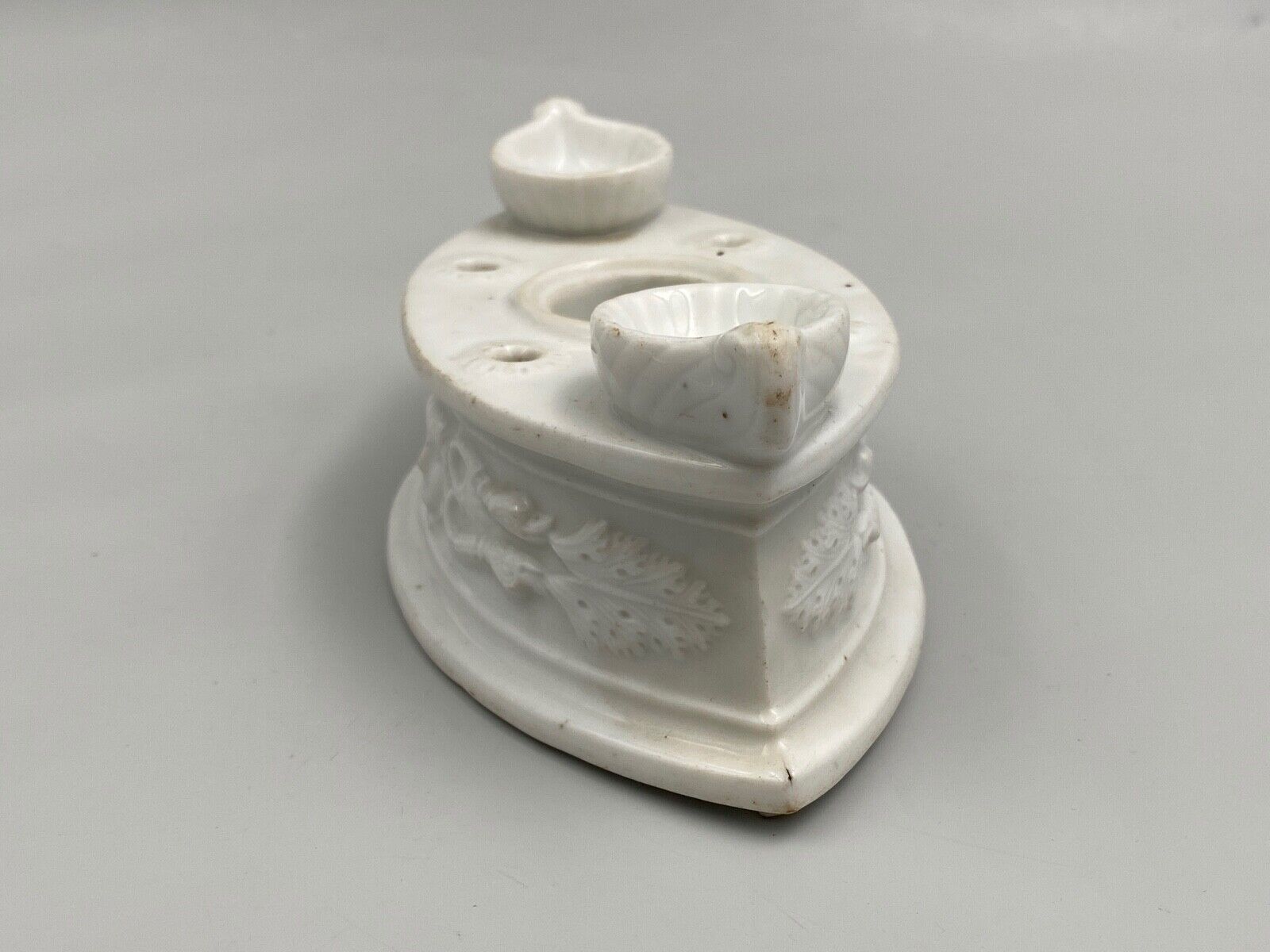 Inkwell late eighteenth early nineteenth white porcelain antique decoration
