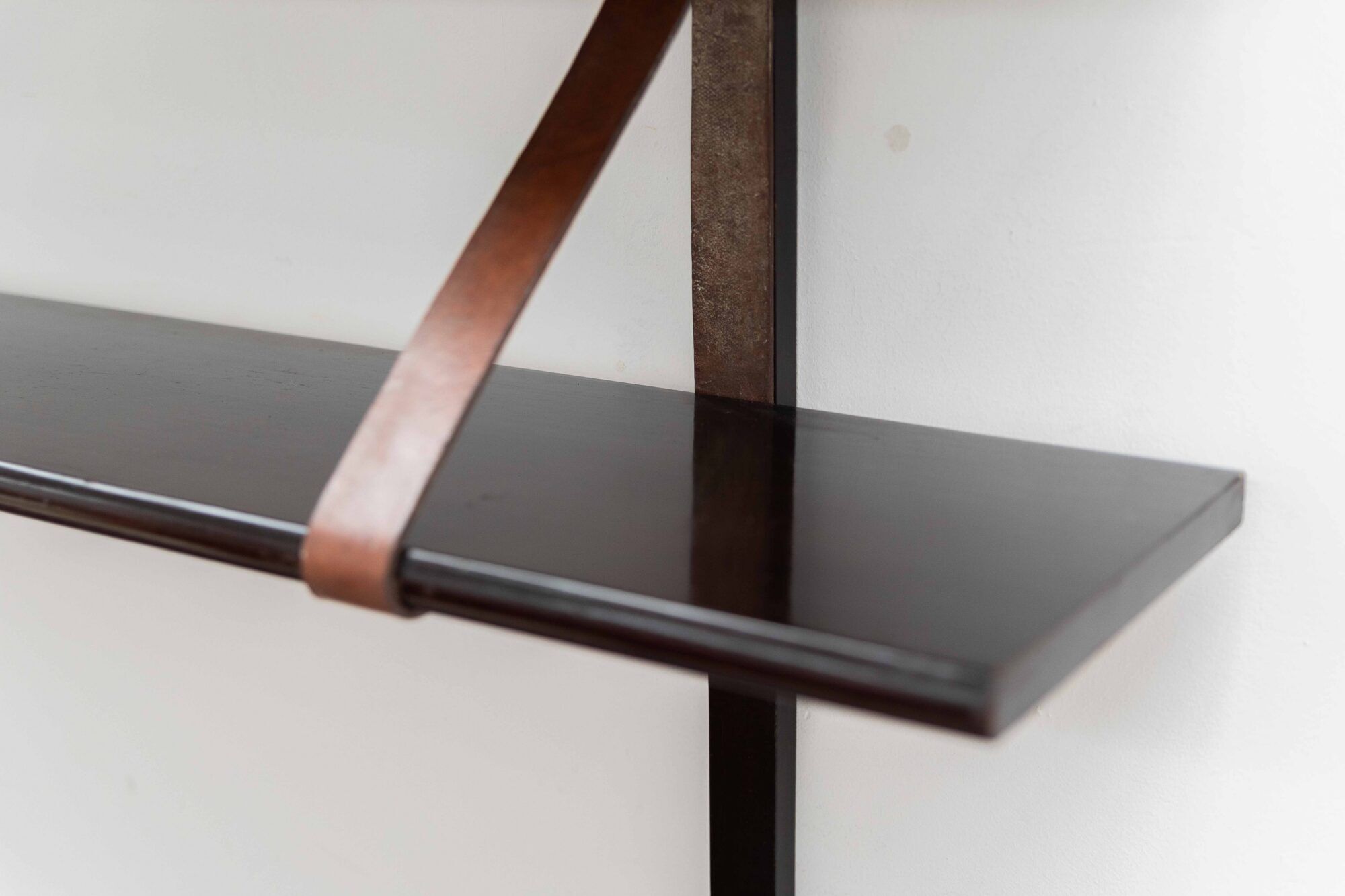 'Correas' wall shelves by Miquel Milà