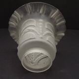 Abat-jour français vintage en verre blanc opaque avec bordure festonnée et détails festonnés 0181