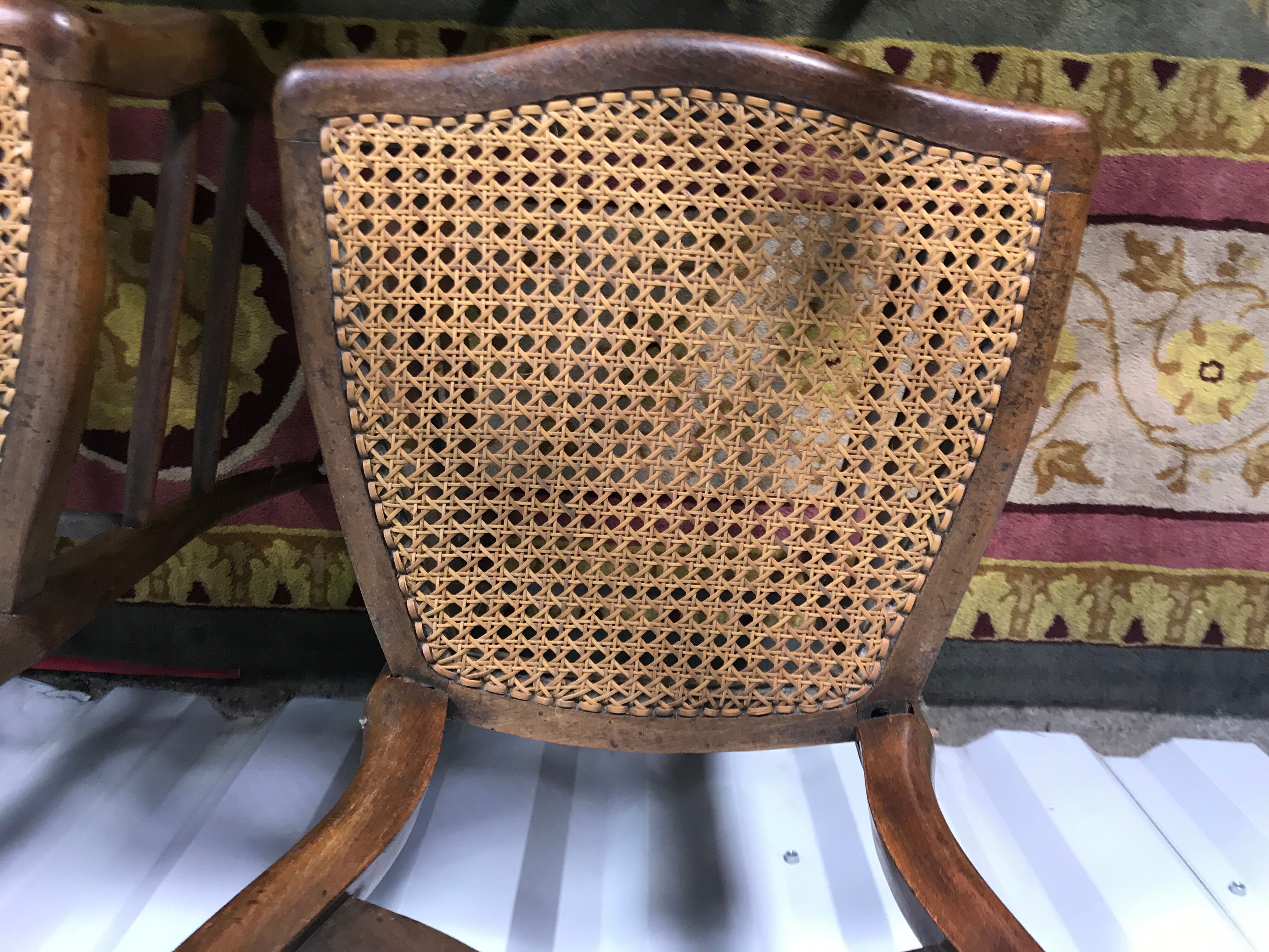 Suite de 6 chaises Louis Philippe en noyer et cannage 19eme