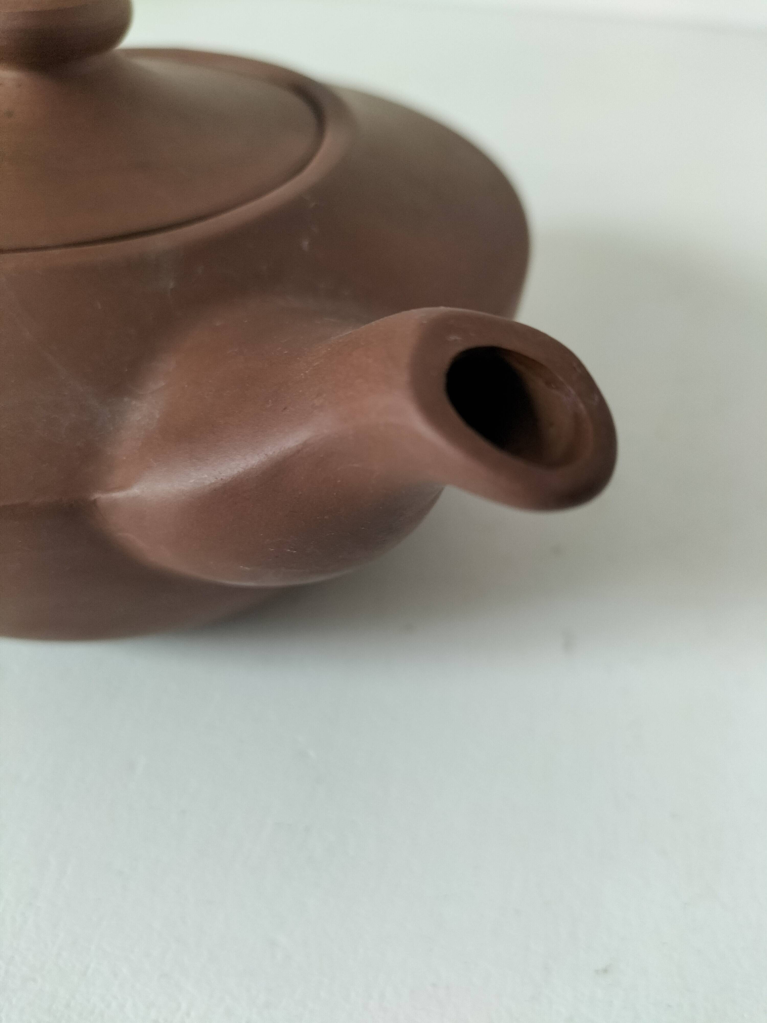 Japanese teapot in red clay engraved with integrated filter.