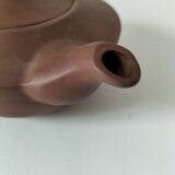 Japanese teapot in red clay engraved with integrated filter.