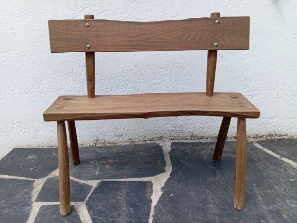 Petit banc d'enfant brutaliste orme et chêne