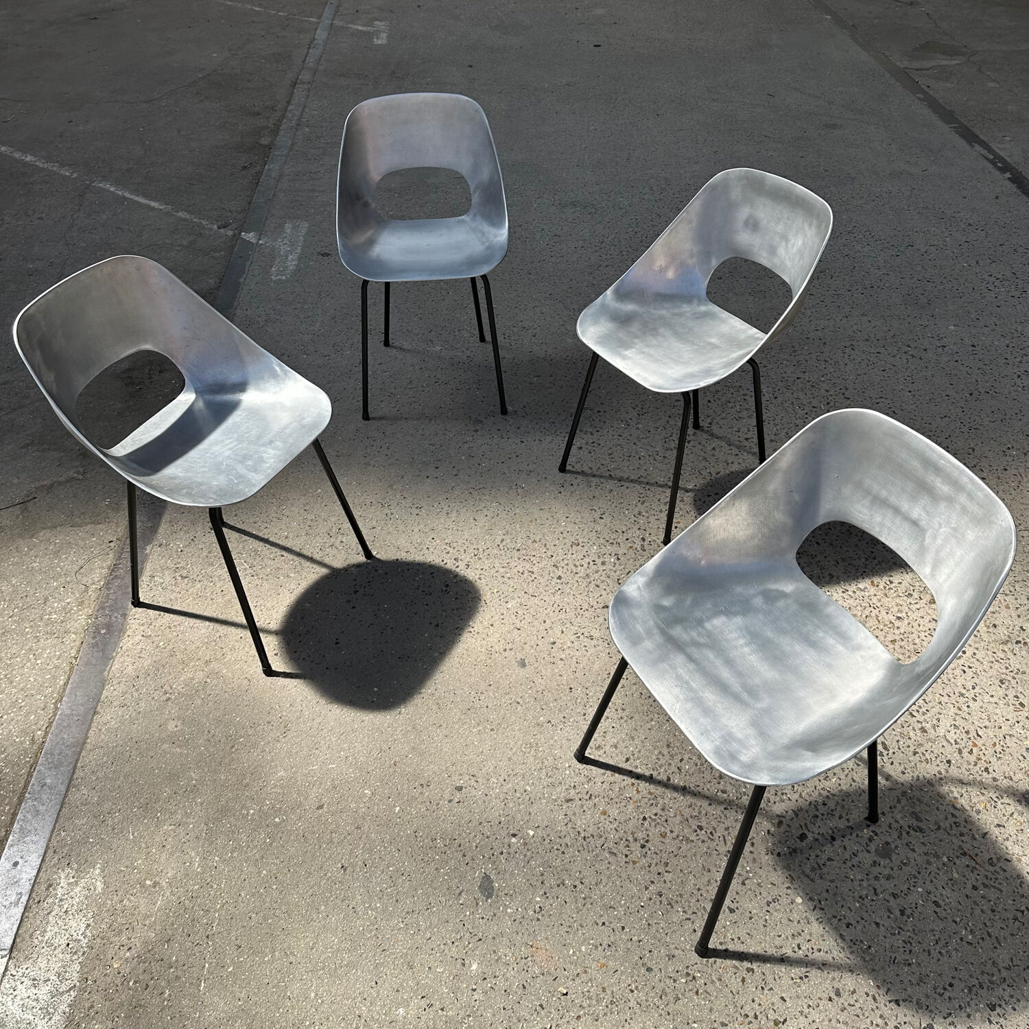 Suite de 4 chaises Tulipe par Pierre Guariche