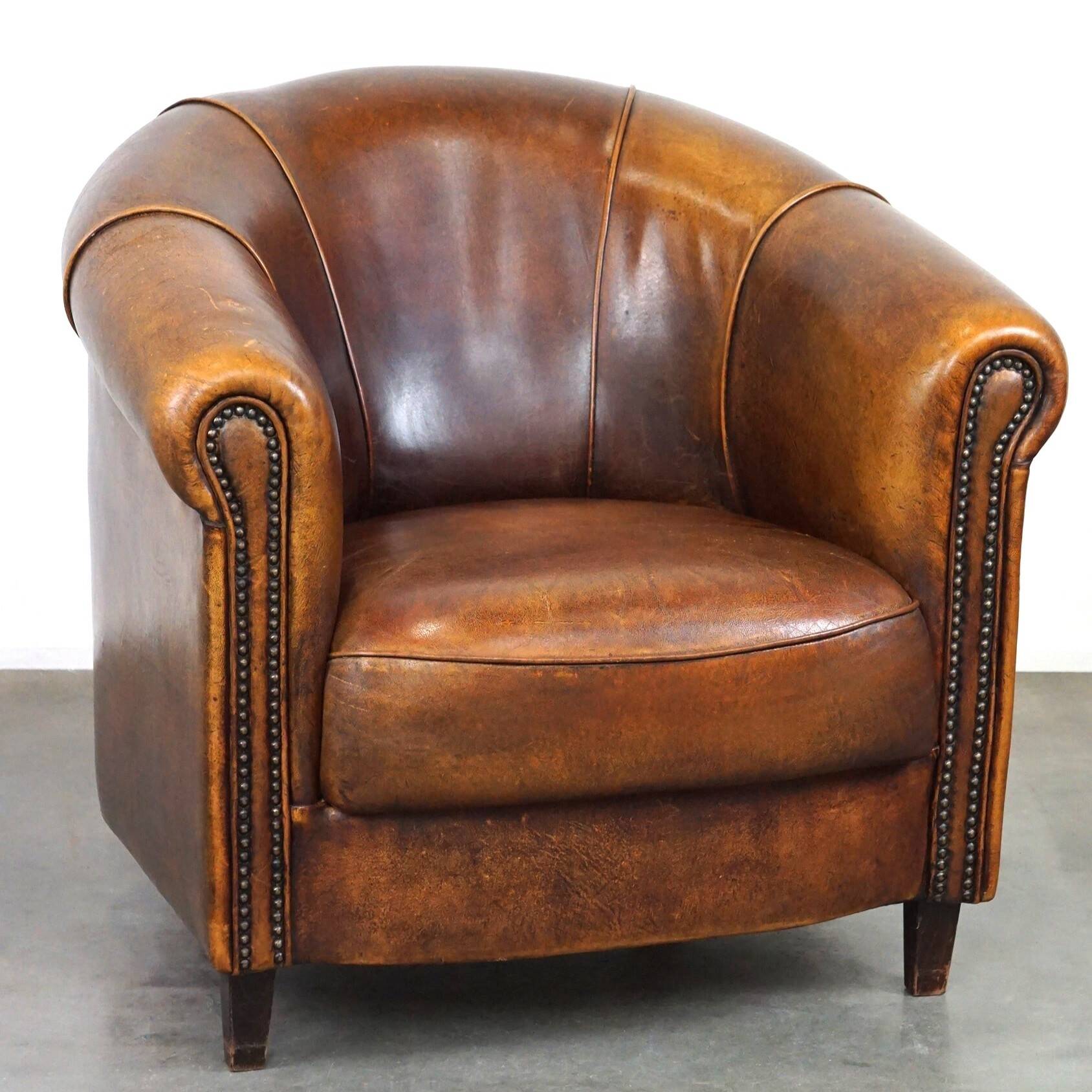 Sheepskin leather club armchair with beautiful colors and comfortable seating