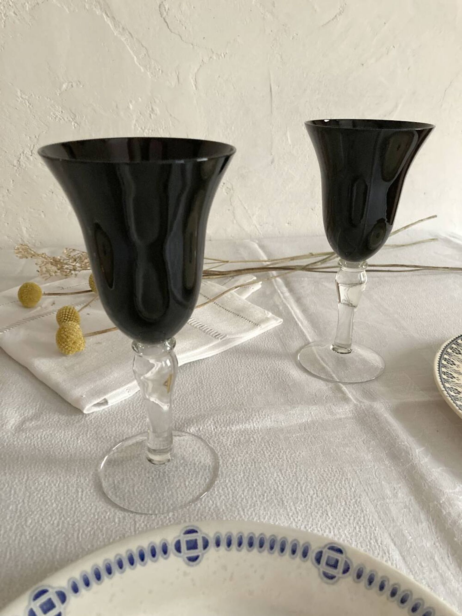 6 stemmed glasses with black glass bowl
