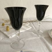6 stemmed glasses with black glass bowl