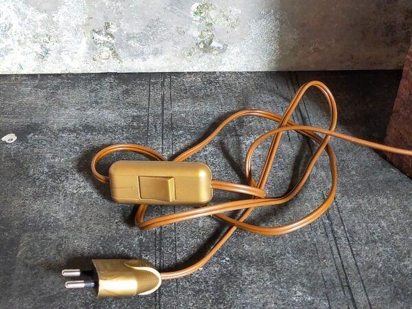 Lampe brutaliste Art-populaire en bois massif, abat-jour en laine