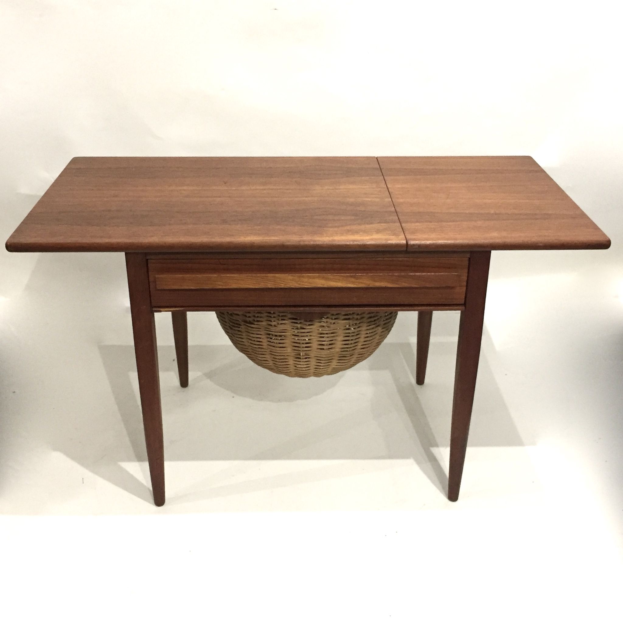 Table basse travailleuse danoise