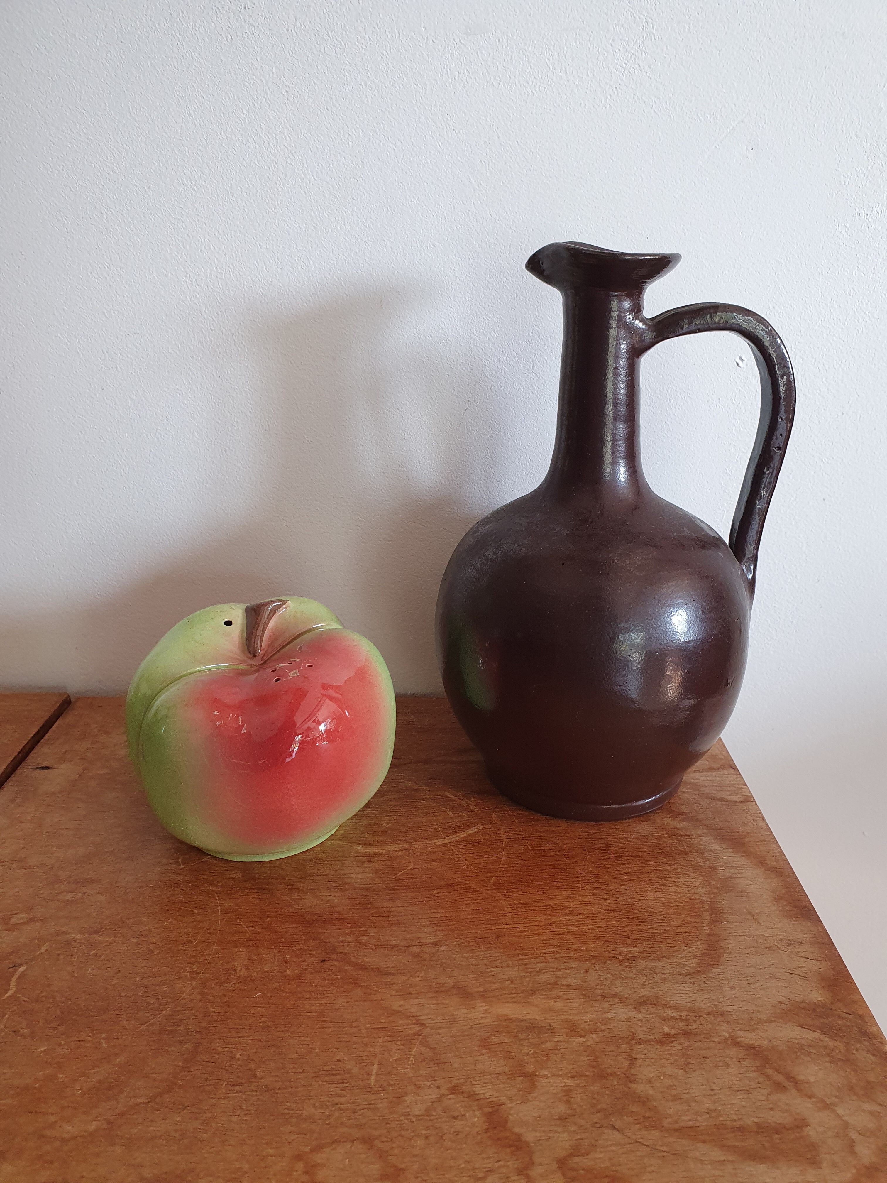 Apple-shaped salt and pepper service