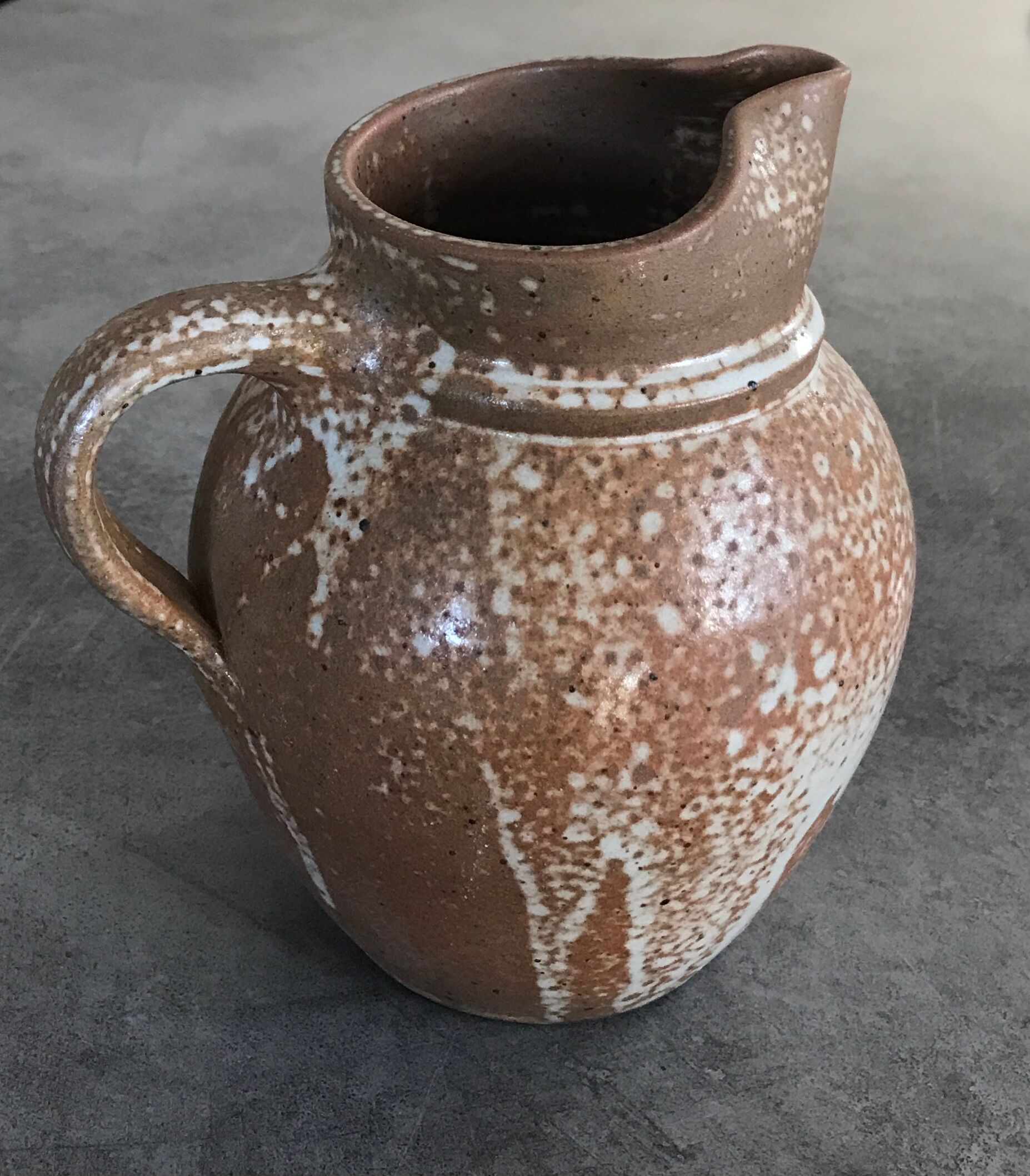 Pitcher in brown sandstone with effect of dripping and white speckling