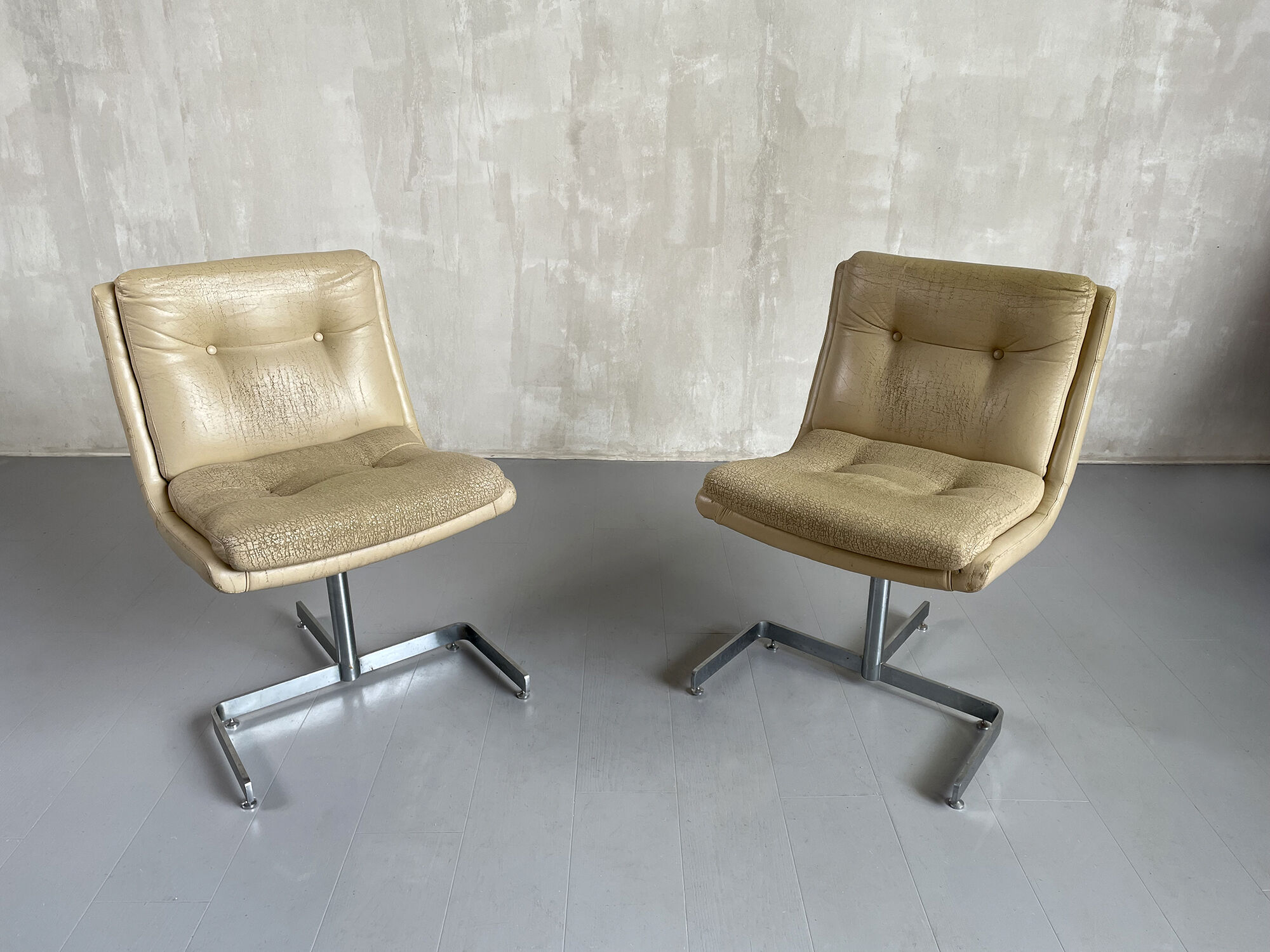 Raphaël, paire de chauffeuses en cuir et inox, france 1970