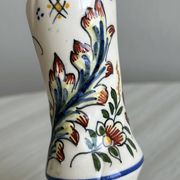 Bougeoir en faïence de Desvres, décor floral peint à la main.